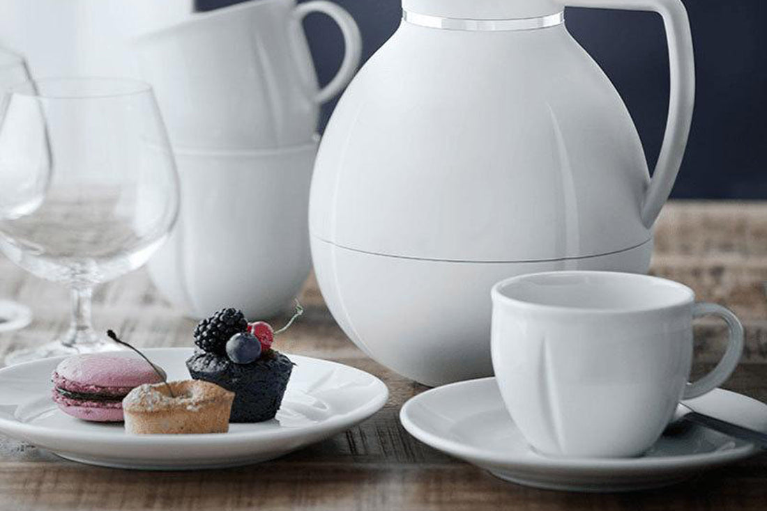 ROSENDAHLCOPENHAGEN(ローゼンダール社コペンハーゲン)は、1984年にエリック・ローゼンダールによって設立された、デンマークで最も知られるライフスタイルブランドのひとつです。「良質なデザインは、創造性と構造体の間の絶妙に保たれたバランスから生まれる」というエリックの哲学には、「実用的」であると同時に「ライフスタイルを豊かにする」という、北欧の伝統的なデザイン思想が受け継がれています。創業当初より、オーレ・パルスビー、エリック・バッガー、リン・ウッツォンなど世界の第一線で活躍する著名デザイナーとともに、革新的で洗練されたプロダクトを生み出してきました。デンマーク王室御用達インテリア店「IllumsBolighus(イルムス・ボーリフス)」から小さなセレクトショップまで、幅広いショップが取り扱うデンマークの代表的なブランドです。
