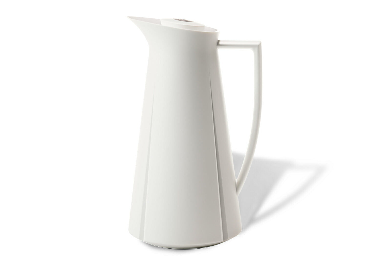 ROSENDAHLCOPENHAGEN(ローゼンダール社コペンハーゲン)は、1984年にエリック・ローゼンダールによって設立された、デンマークで最も知られるライフスタイルブランドのひとつです。「良質なデザインは、創造性と構造体の間の絶妙に保たれたバランスから生まれる」というエリックの哲学には、「実用的」であると同時に「ライフスタイルを豊かにする」という、北欧の伝統的なデザイン思想が受け継がれています。創業当初より、オーレ・パルスビー、エリック・バッガー、リン・ウッツォンなど世界の第一線で活躍する著名デザイナーとともに、革新的で洗練されたプロダクトを生み出してきました。デンマーク王室御用達インテリア店「IllumsBolighus(イルムス・ボーリフス)」から小さなセレクトショップまで、幅広いショップが取り扱うデンマークの代表的なブランドです。