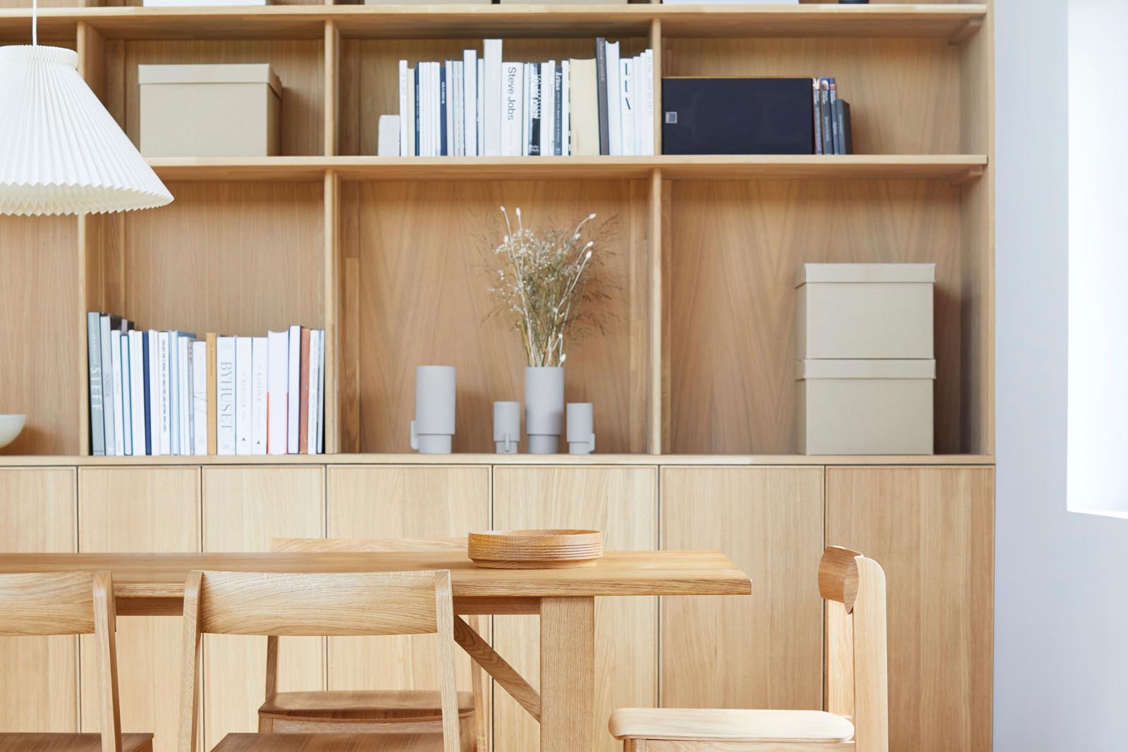 Form&amp;amp;Refine（フォーム&amp;amp;リファイン）は「緻密なデザイン哲学を通して素材を探求し、地球とクラフト文化を守る」という共通のビジョンを持つ3人が2018年に設立したデンマークのデザインブランド。素材、フォルム、サステナビリティを等しく称賛し、北欧デザインの伝統を受け継ぎながら、他国の職人との協働も積極的に行なっています。デンマーク・フュン島のダムスボの森と密接に協力した木製家具を中心に、ポルトガルの職人とのセラミックライン、ボリビアの職人とのアルパカのテキスタイルなど、素材の力を最大限に生かした独自のアイテムを展開。ローカルな素材や工房を選ぶことは、CO2の削減やサステナビリティに、協同組合や小規模な工房と協働することは、社会に影響を与えて工芸の保護になると信じています。