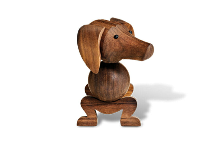 「決して自然の模写であってはならない」カイ・ボイスンはデザインする上で、そのことを頭に置いていました。子供たちや大人たちを喜ばせ、想像力を刺激し、いつも傍に置きたくなるような愛らしい表情を作り上げることを目標にしていました。そして1934年に誕生したダックスフンドは、ウォールナットで復刻されました。