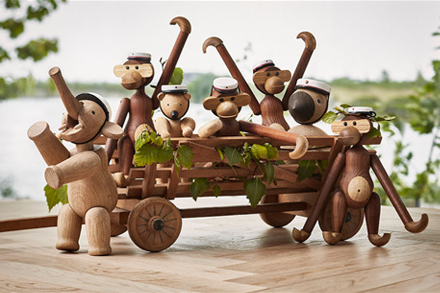 カイ・ボイスンは、ただ見ているだけでなく、手にしたくなるようなデザインを求めて、努力を続けました。オーク材となだらかなラインでできたゾウは、カイ・ボイスンが生涯を通して求めたデザインの良き一例であり、彼が成し得たものの証明でもあります。