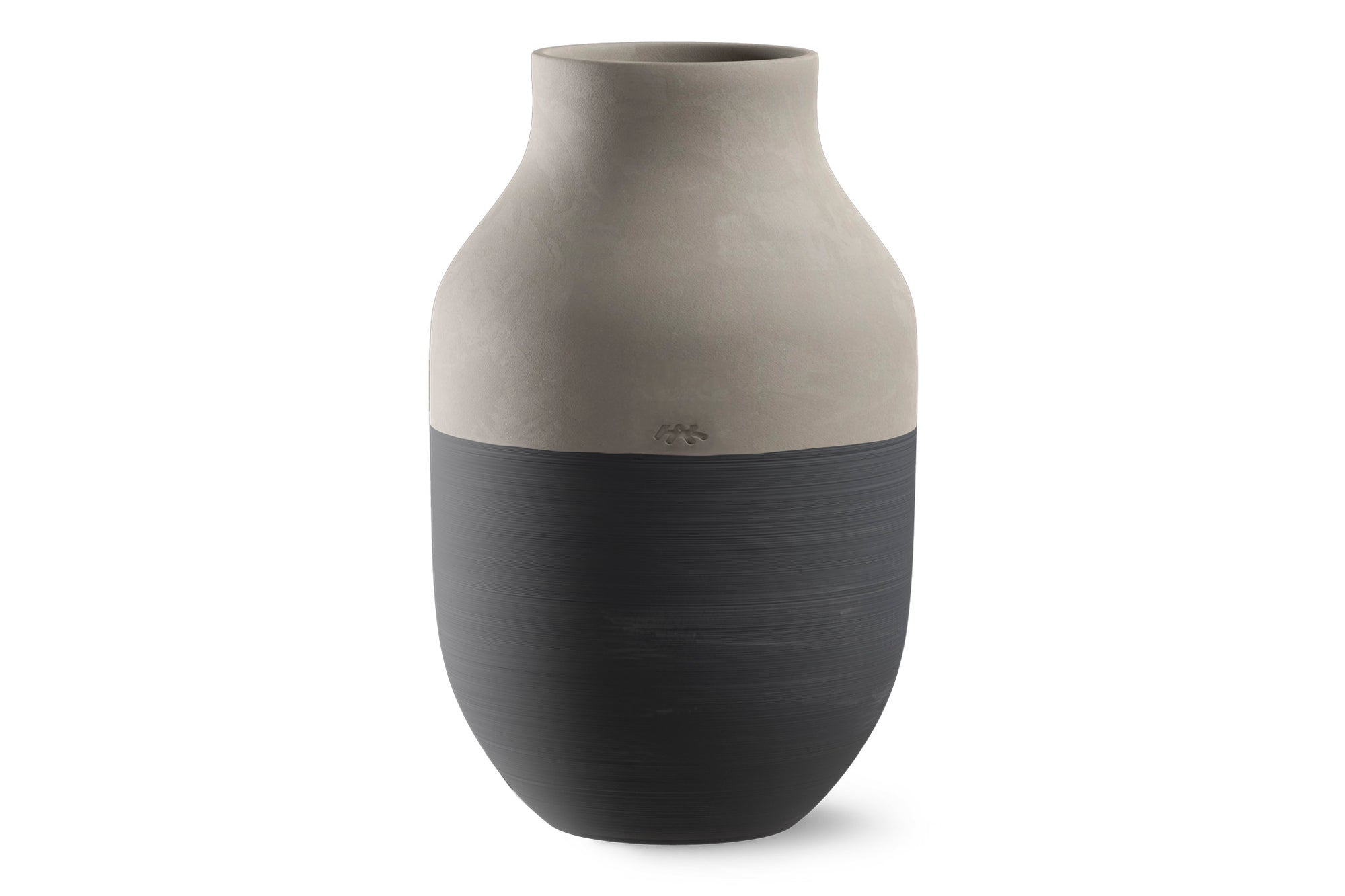 あまりに有名になったボーダー柄の名作 OMAGGIO シリーズ。時代に合わせたアップデートで新しいオマジオシリーズが誕生しました。象徴的なオマジオベースの形状はそのままに、素材に再生セラミックを採用。マットな素材感をそのまま活かし、手描きのブラシストロークで、コントラストの効いたグレーの塗り分けがなされた外観は、これまでのイメージを一新し、全く新しいプロダクトとなっています。