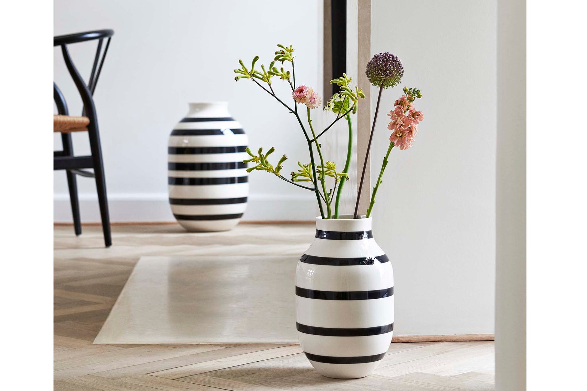 Omaggio (オマジオ) シリーズは、ケーラーの近年のデザインで最も大きな成功を収めたものの 1 つです。2008 年にデザインデュオ "Stilleben" によるデザインで発売され、モダンでソフトなシェイプにストライプを取り入れた新しいデザインですぐに大成功を収めました。このシリーズは、時代にあった創造的で遊び心のある外観を持ち、世界中のデザイン愛好家の間で人気を集めています。有機的な形状と手描きのストライプは、このシリーズにカジュアルな雰囲気を与え、優れたデザインと品質で多くの人々を魅了しています。