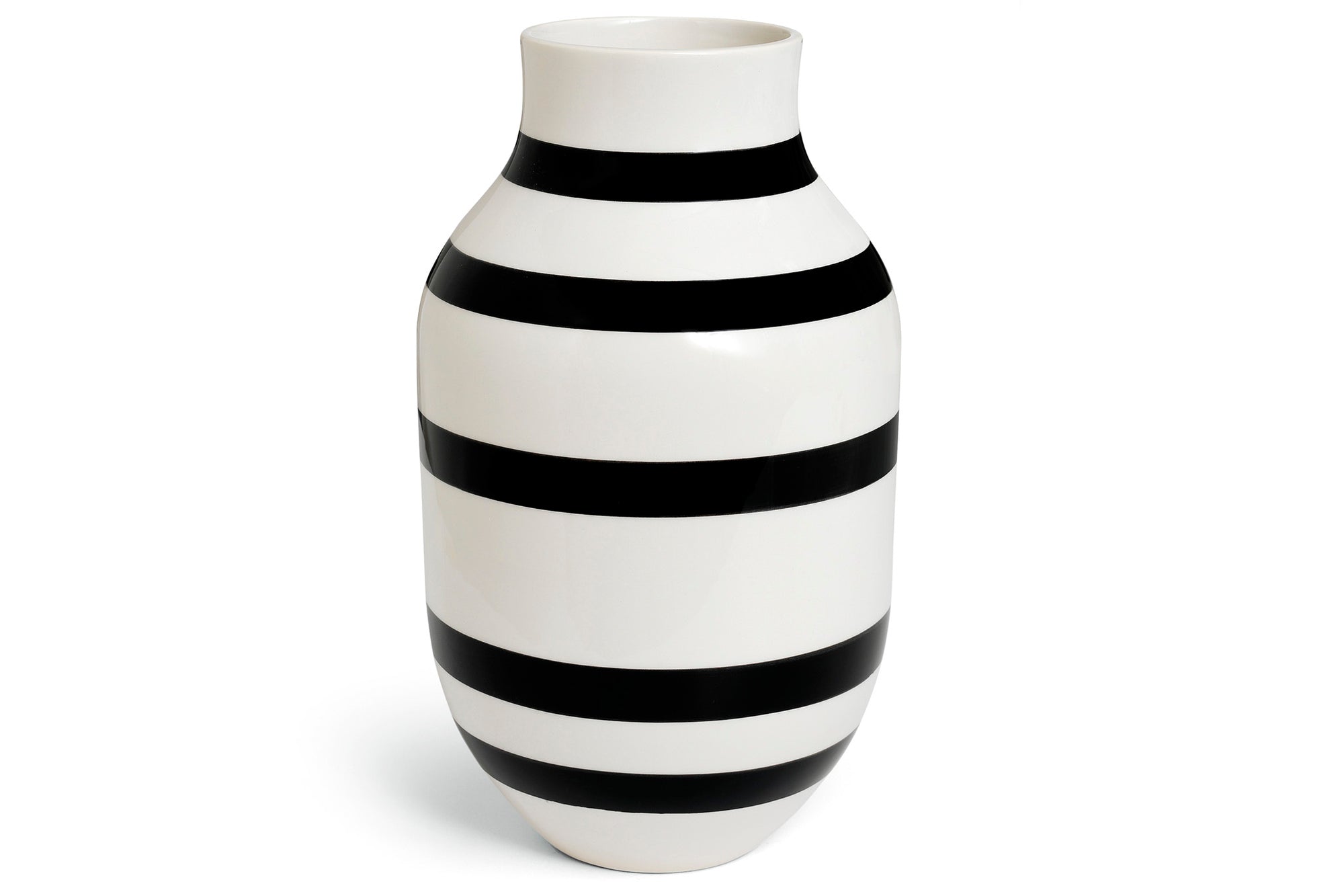 Omaggio (オマジオ) シリーズは、ケーラーの近年のデザインで最も大きな成功を収めたものの 1 つです。2008 年にデザインデュオ "Stilleben" によるデザインで発売され、モダンでソフトなシェイプにストライプを取り入れた新しいデザインですぐに大成功を収めました。このシリーズは、時代にあった創造的で遊び心のある外観を持ち、世界中のデザイン愛好家の間で人気を集めています。有機的な形状と手描きのストライプは、このシリーズにカジュアルな雰囲気を与え、優れたデザインと品質で多くの人々を魅了しています。