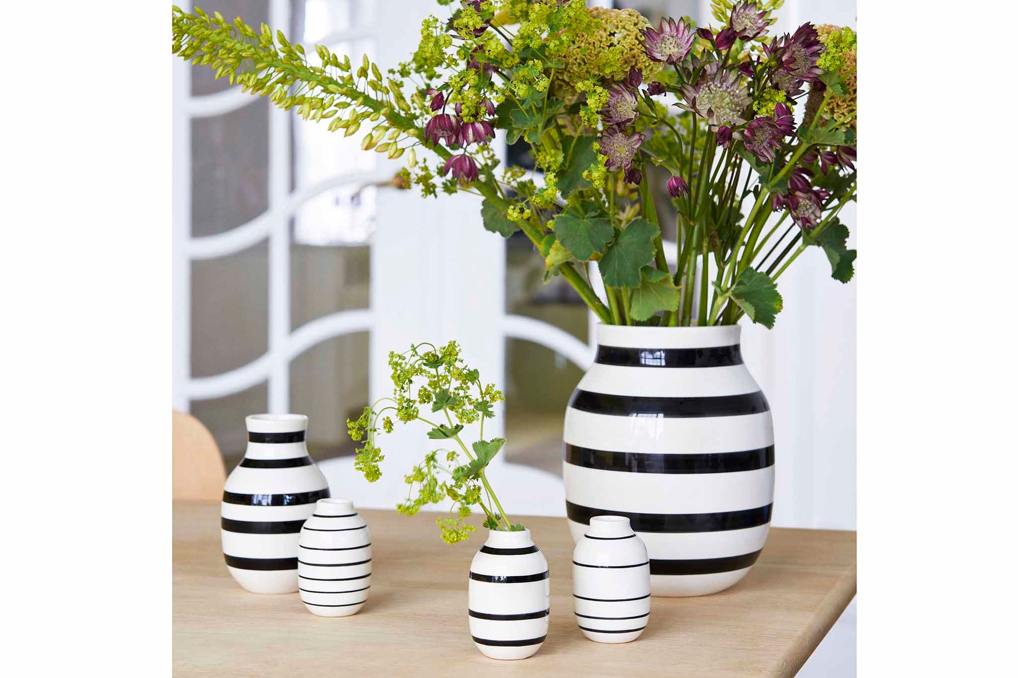 Omaggio (オマジオ) シリーズは、ケーラーの近年のデザインで最も大きな成功を収めたものの 1 つです。2008 年にデザインデュオ "Stilleben" によるデザインで発売され、モダンでソフトなシェイプにストライプを取り入れた新しいデザインですぐに大成功を収めました。このシリーズは、時代にあった創造的で遊び心のある外観を持ち、世界中のデザイン愛好家の間で人気を集めています。有機的な形状と手描きのストライプは、このシリーズにカジュアルな雰囲気を与え、優れたデザインと品質で多くの人々を魅了しています。