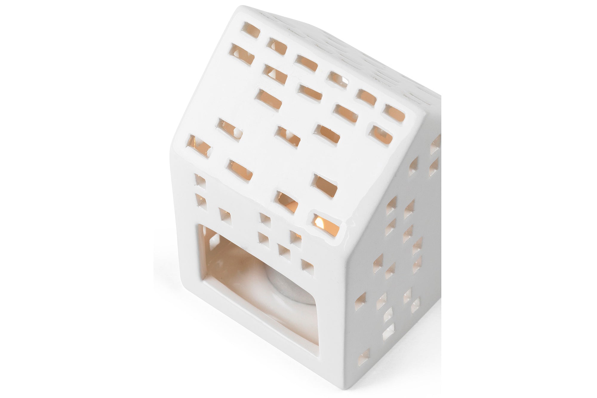 アーバニアは Urban( 都市、都会) が語源のシリーズ。今日も世界のどこかで新たな建物が建てられ、変わっていく現代の街並みと同じように、アーバニアの種類もどんどん広がっています。1 つ1 つハンドメイドでくり抜かれた窓からは、温かく優しい光が漏れだします。夜だけでなく、まだ少し薄暗い朝の時間や夕暮れ時など、時間によって少しずつ表情を変えていくキャンドルの街並みを眺めながら、家の中でゆっくりと流れる時間を楽しんでみるのもおすすめです。