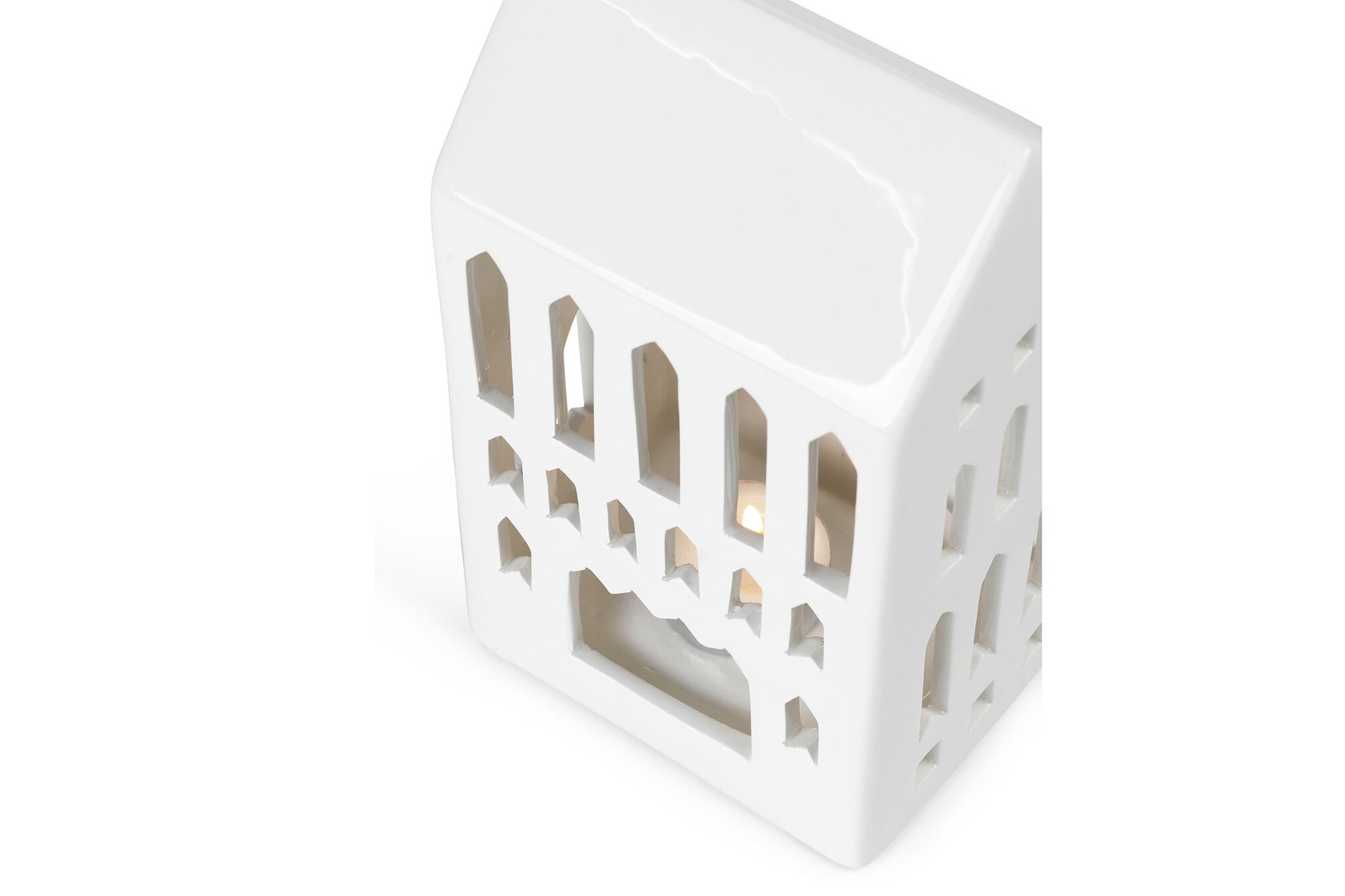 アーバニアは Urban( 都市、都会) が語源のシリーズ。今日も世界のどこかで新たな建物が建てられ、変わっていく現代の街並みと同じように、アーバニアの種類もどんどん広がっています。1 つ1 つハンドメイドでくり抜かれた窓からは、温かく優しい光が漏れだします。夜だけでなく、まだ少し薄暗い朝の時間や夕暮れ時など、時間によって少しずつ表情を変えていくキャンドルの街並みを眺めながら、家の中でゆっくりと流れる時間を楽しんでみるのもおすすめです。