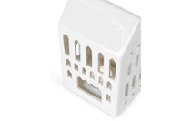 アーバニアは Urban( 都市、都会) が語源のシリーズ。今日も世界のどこかで新たな建物が建てられ、変わっていく現代の街並みと同じように、アーバニアの種類もどんどん広がっています。1 つ1 つハンドメイドでくり抜かれた窓からは、温かく優しい光が漏れだします。夜だけでなく、まだ少し薄暗い朝の時間や夕暮れ時など、時間によって少しずつ表情を変えていくキャンドルの街並みを眺めながら、家の中でゆっくりと流れる時間を楽しんでみるのもおすすめです。