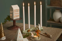 アーバニアは Urban( 都市、都会) が語源のシリーズ。今日も世界のどこかで新たな建物が建てられ、変わっていく現代の街並みと同じように、アーバニアの種類もどんどん広がっています。1 つ1 つハンドメイドでくり抜かれた窓からは、温かく優しい光が漏れだします。夜だけでなく、まだ少し薄暗い朝の時間や夕暮れ時など、時間によって少しずつ表情を変えていくキャンドルの街並みを眺めながら、家の中でゆっくりと流れる時間を楽しんでみるのもおすすめです。