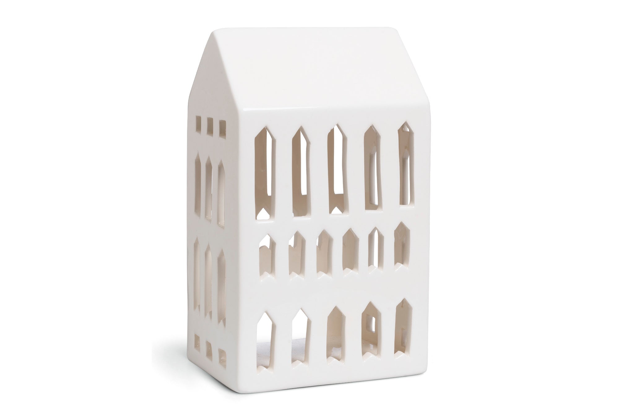 アーバニアは Urban( 都市、都会) が語源のシリーズ。今日も世界のどこかで新たな建物が建てられ、変わっていく現代の街並みと同じように、アーバニアの種類もどんどん広がっています。1 つ1 つハンドメイドでくり抜かれた窓からは、温かく優しい光が漏れだします。夜だけでなく、まだ少し薄暗い朝の時間や夕暮れ時など、時間によって少しずつ表情を変えていくキャンドルの街並みを眺めながら、家の中でゆっくりと流れる時間を楽しんでみるのもおすすめです。