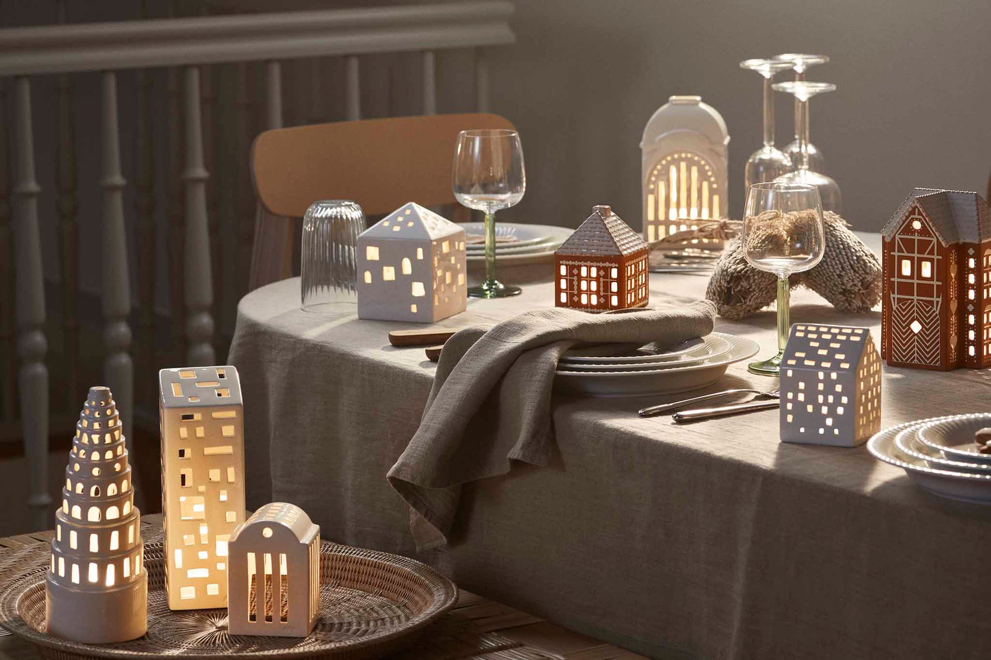 アーバニアは Urban( 都市、都会) が語源のシリーズ。今日も世界のどこかで新たな建物が建てられ、変わっていく現代の街並みと同じように、アーバニアの種類もどんどん広がっています。1 つ1 つハンドメイドでくり抜かれた窓からは、温かく優しい光が漏れだします。夜だけでなく、まだ少し薄暗い朝の時間や夕暮れ時など、時間によって少しずつ表情を変えていくキャンドルの街並みを眺めながら、家の中でゆっくりと流れる時間を楽しんでみるのもおすすめです。