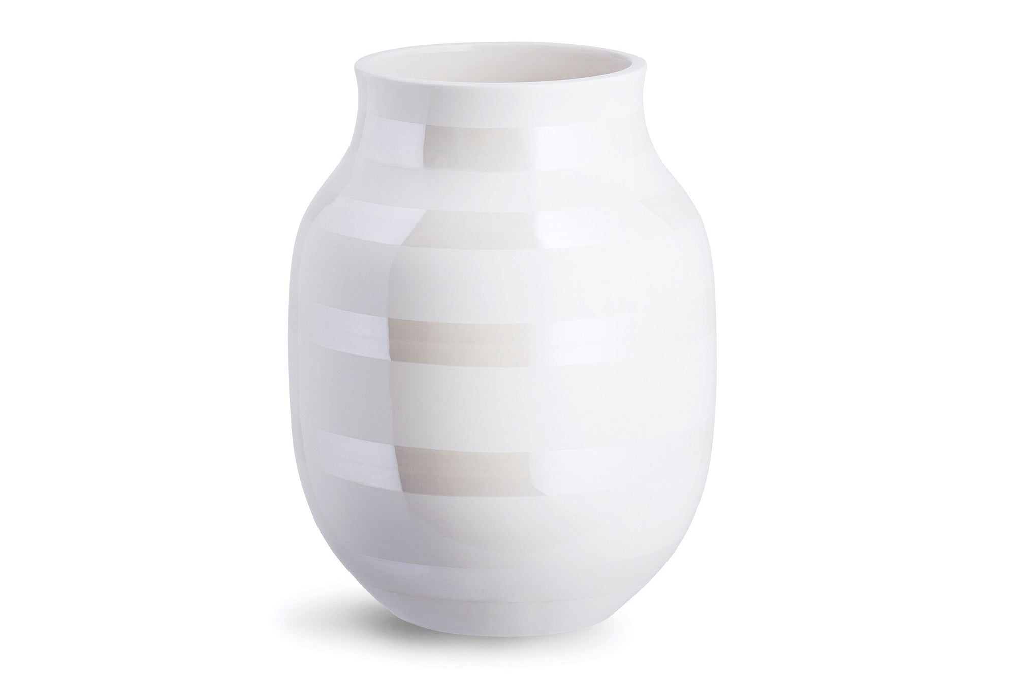 Omaggio (オマジオ) シリーズは、ケーラーの近年のデザインで最も大きな成功を収めたものの 1 つです。2008 年にデザインデュオ "Stilleben" によるデザインで発売され、モダンでソフトなシェイプにストライプを取り入れた新しいデザインですぐに大成功を収めました。このシリーズは、時代にあった創造的で遊び心のある外観を持ち、世界中のデザイン愛好家の間で人気を集めています。有機的な形状と手描きのストライプは、このシリーズにカジュアルな雰囲気を与え、優れたデザインと品質で多くの人々を魅了しています。