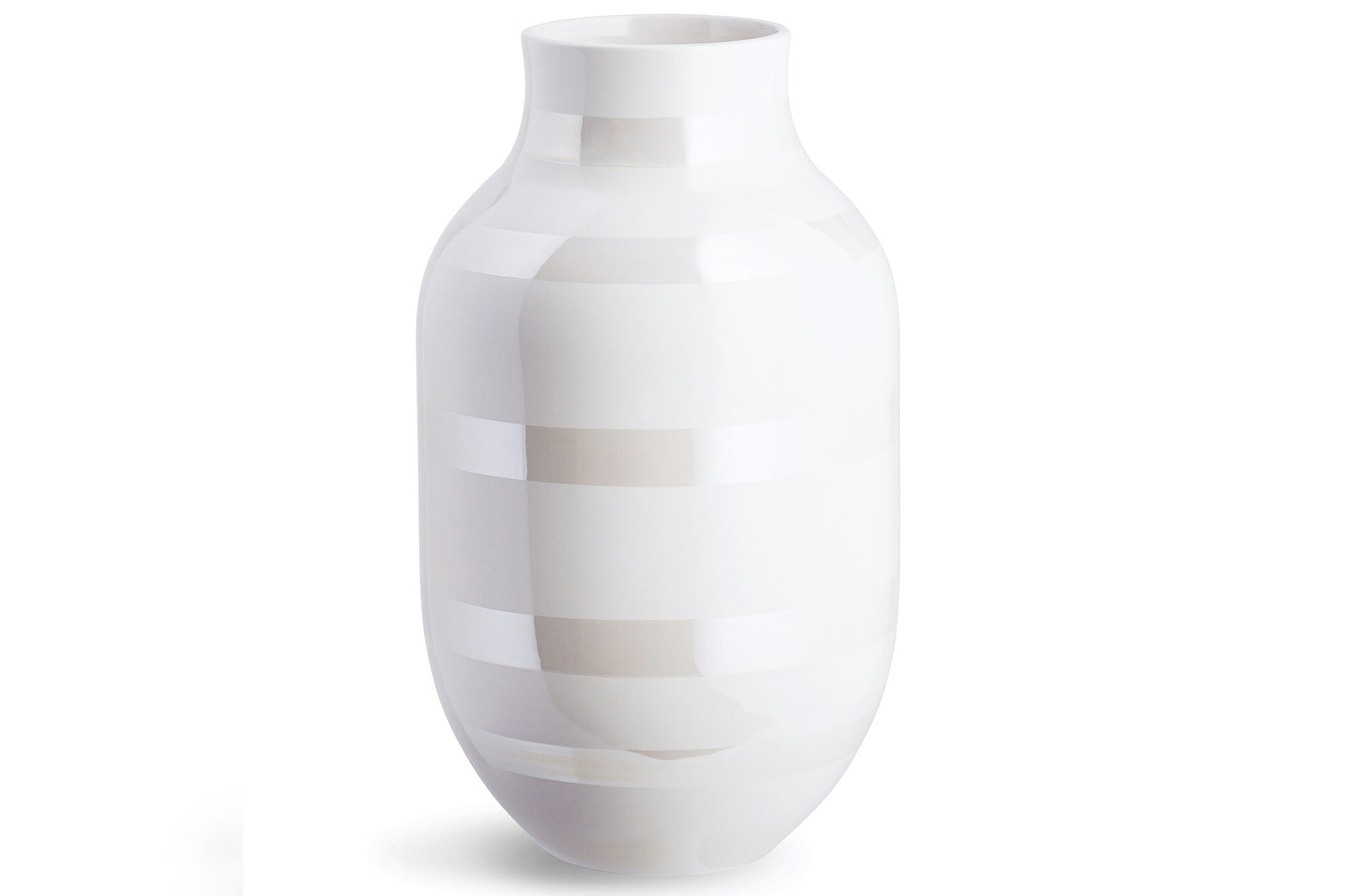 Omaggio (オマジオ) シリーズは、ケーラーの近年のデザインで最も大きな成功を収めたものの 1 つです。2008 年にデザインデュオ "Stilleben" によるデザインで発売され、モダンでソフトなシェイプにストライプを取り入れた新しいデザインですぐに大成功を収めました。このシリーズは、時代にあった創造的で遊び心のある外観を持ち、世界中のデザイン愛好家の間で人気を集めています。有機的な形状と手描きのストライプは、このシリーズにカジュアルな雰囲気を与え、優れたデザインと品質で多くの人々を魅了しています。