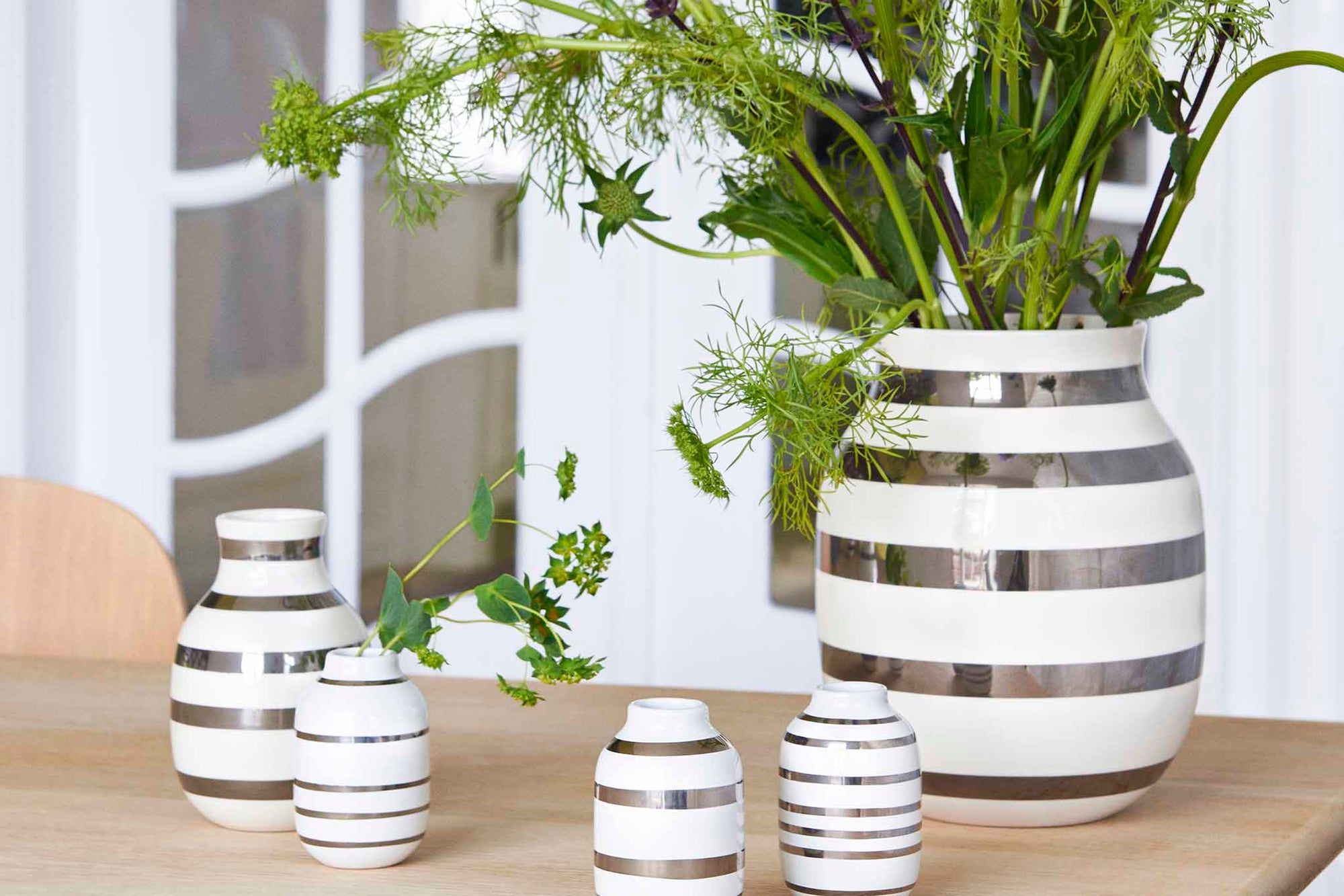 Omaggio (オマジオ) シリーズは、ケーラーの近年のデザインで最も大きな成功を収めたものの 1 つです。2008 年にデザインデュオ "Stilleben" によるデザインで発売され、モダンでソフトなシェイプにストライプを取り入れた新しいデザインですぐに大成功を収めました。このシリーズは、時代にあった創造的で遊び心のある外観を持ち、世界中のデザイン愛好家の間で人気を集めています。有機的な形状と手描きのストライプは、このシリーズにカジュアルな雰囲気を与え、優れたデザインと品質で多くの人々を魅了しています。