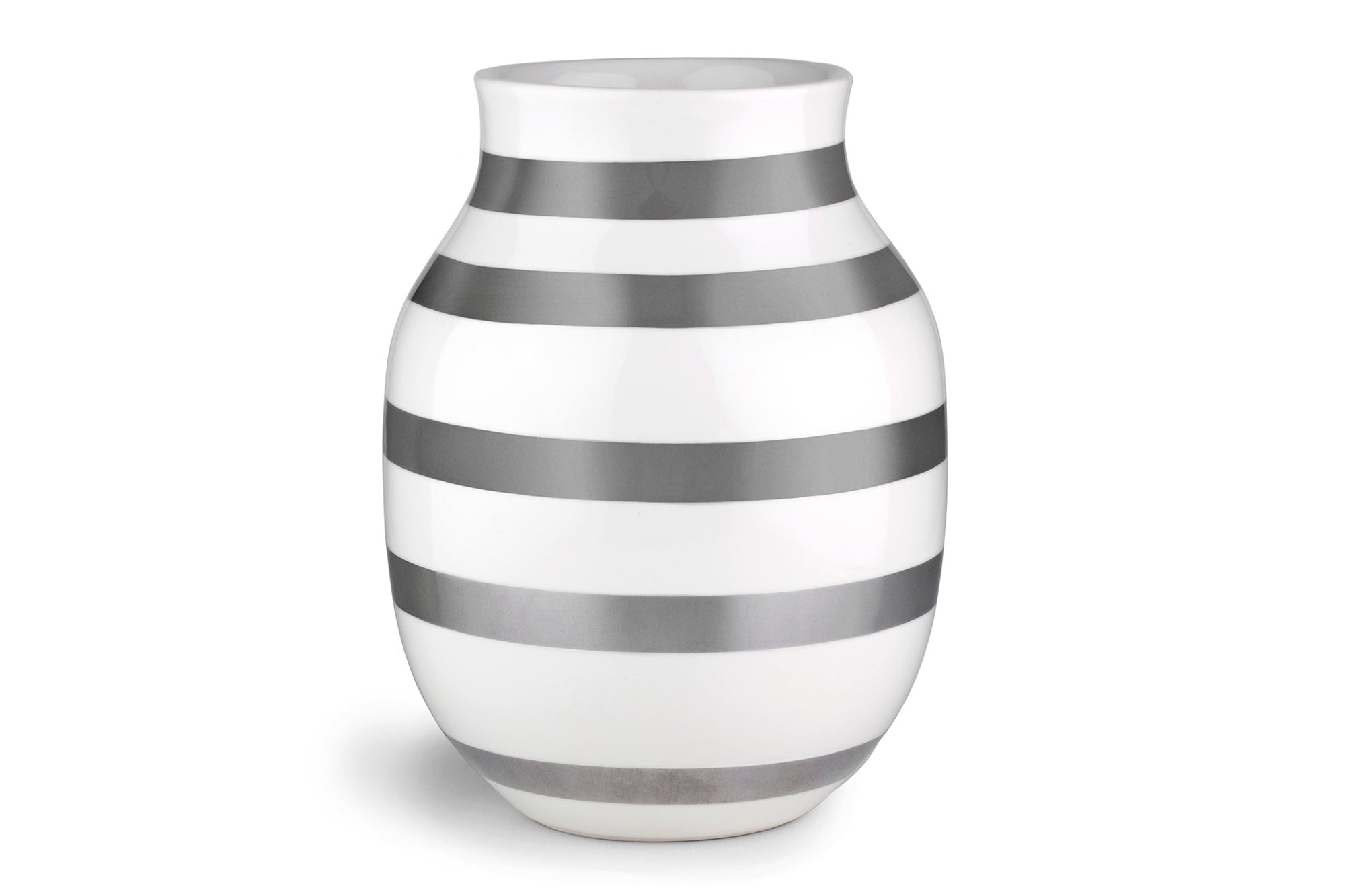 Omaggio (オマジオ) シリーズは、ケーラーの近年のデザインで最も大きな成功を収めたものの 1 つです。2008 年にデザインデュオ "Stilleben" によるデザインで発売され、モダンでソフトなシェイプにストライプを取り入れた新しいデザインですぐに大成功を収めました。このシリーズは、時代にあった創造的で遊び心のある外観を持ち、世界中のデザイン愛好家の間で人気を集めています。有機的な形状と手描きのストライプは、このシリーズにカジュアルな雰囲気を与え、優れたデザインと品質で多くの人々を魅了しています。