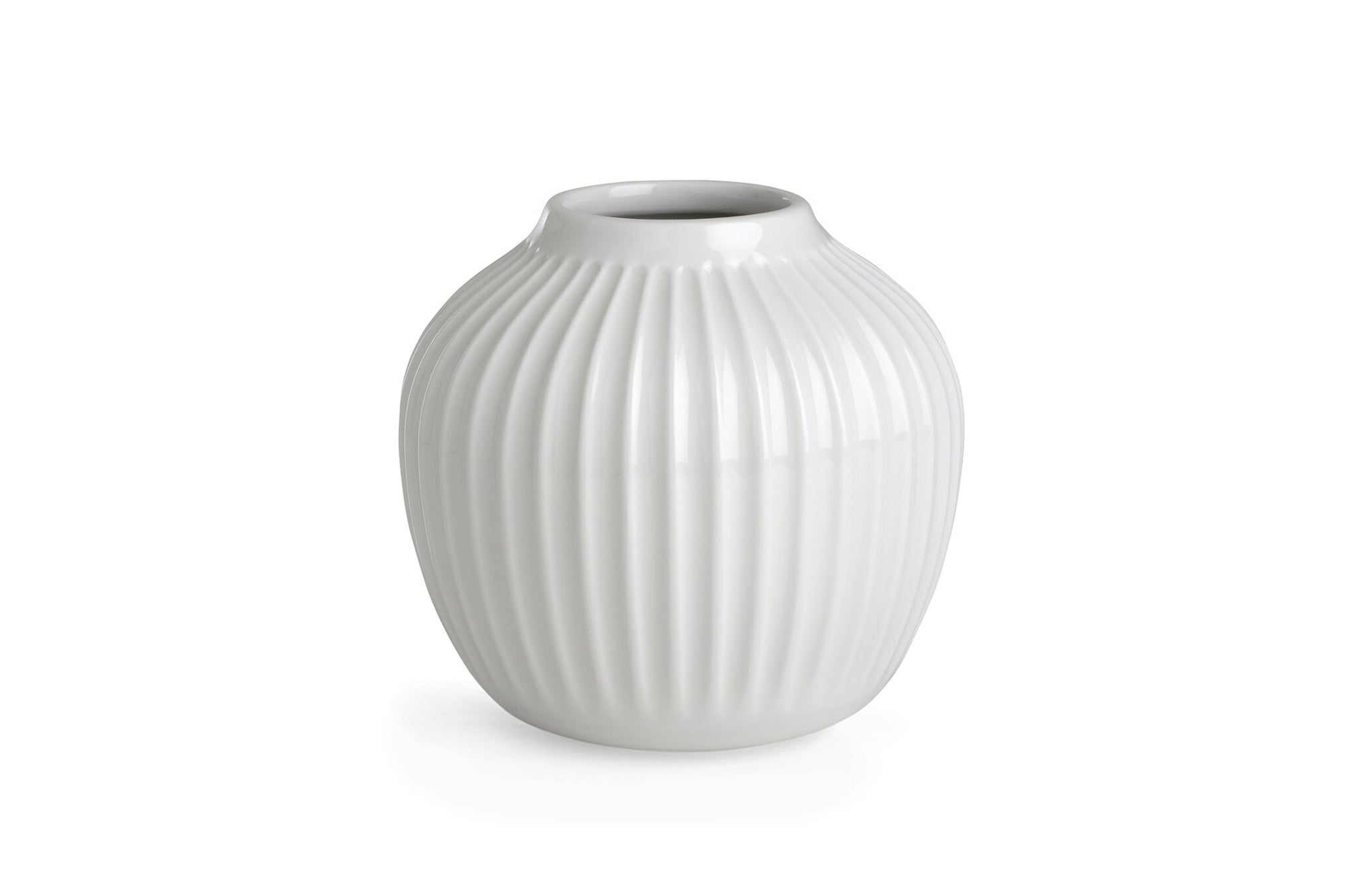 ケーラーの "ハンマースホイ" シリーズは、ケーラーの歴史の中で最も才能があり有名なデザイナーの一人であるスヴェン・ハンマースホイからインスピレーションを得て、ハンス・クリスチャン・バウアーがデザインをした、スタイリッシュでエレガントなシリーズです。スヴェン・ハンマースホイは 1893 年にケーラーに入社し、力強い輪郭と独特の溝を備えたデザインで知られるようになりました。クリスチャン・バウアーが 2015 年にそのケーラーの偉大なデザイナーに敬意を表してハンマースホイ シリーズを作成したとき、ハンマースホイの作風はインスピレーションの源となりました。