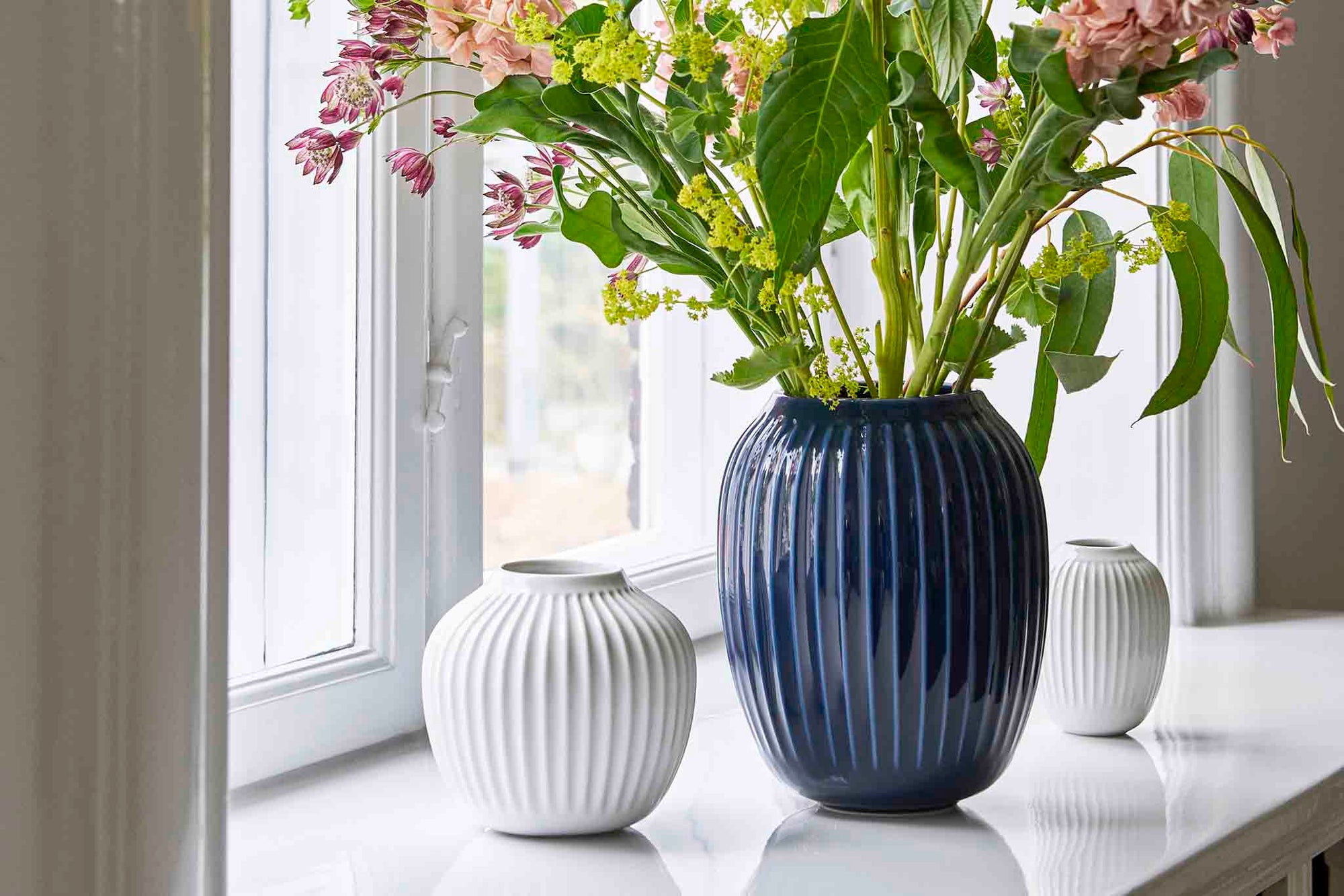 ケーラーの "ハンマースホイ" シリーズは、ケーラーの歴史の中で最も才能があり有名なデザイナーの一人であるスヴェン・ハンマースホイからインスピレーションを得て、ハンス・クリスチャン・バウアーがデザインをした、スタイリッシュでエレガントなシリーズです。スヴェン・ハンマースホイは 1893 年にケーラーに入社し、力強い輪郭と独特の溝を備えたデザインで知られるようになりました。クリスチャン・バウアーが 2015 年にそのケーラーの偉大なデザイナーに敬意を表してハンマースホイ シリーズを作成したとき、ハンマースホイの作風はインスピレーションの源となりました。