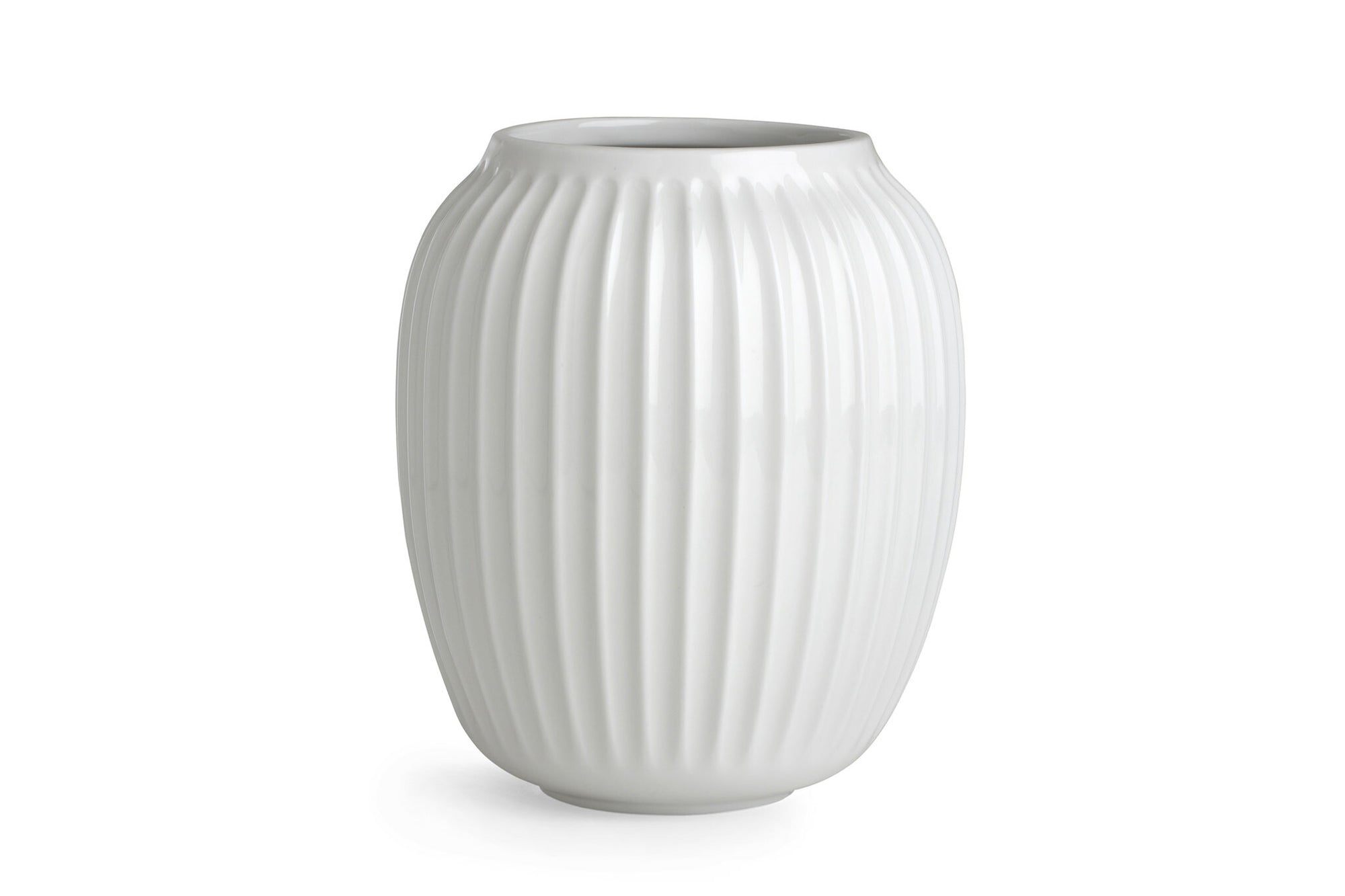 ケーラーの "ハンマースホイ" シリーズは、ケーラーの歴史の中で最も才能があり有名なデザイナーの一人であるスヴェン・ハンマースホイからインスピレーションを得て、ハンス・クリスチャン・バウアーがデザインをした、スタイリッシュでエレガントなシリーズです。スヴェン・ハンマースホイは 1893 年にケーラーに入社し、力強い輪郭と独特の溝を備えたデザインで知られるようになりました。クリスチャン・バウアーが 2015 年にそのケーラーの偉大なデザイナーに敬意を表してハンマースホイ シリーズを作成したとき、ハンマースホイの作風はインスピレーションの源となりました。