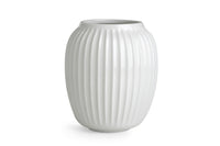 ケーラーの "ハンマースホイ" シリーズは、ケーラーの歴史の中で最も才能があり有名なデザイナーの一人であるスヴェン・ハンマースホイからインスピレーションを得て、ハンス・クリスチャン・バウアーがデザインをした、スタイリッシュでエレガントなシリーズです。スヴェン・ハンマースホイは 1893 年にケーラーに入社し、力強い輪郭と独特の溝を備えたデザインで知られるようになりました。クリスチャン・バウアーが 2015 年にそのケーラーの偉大なデザイナーに敬意を表してハンマースホイ シリーズを作成したとき、ハンマースホイの作風はインスピレーションの源となりました。