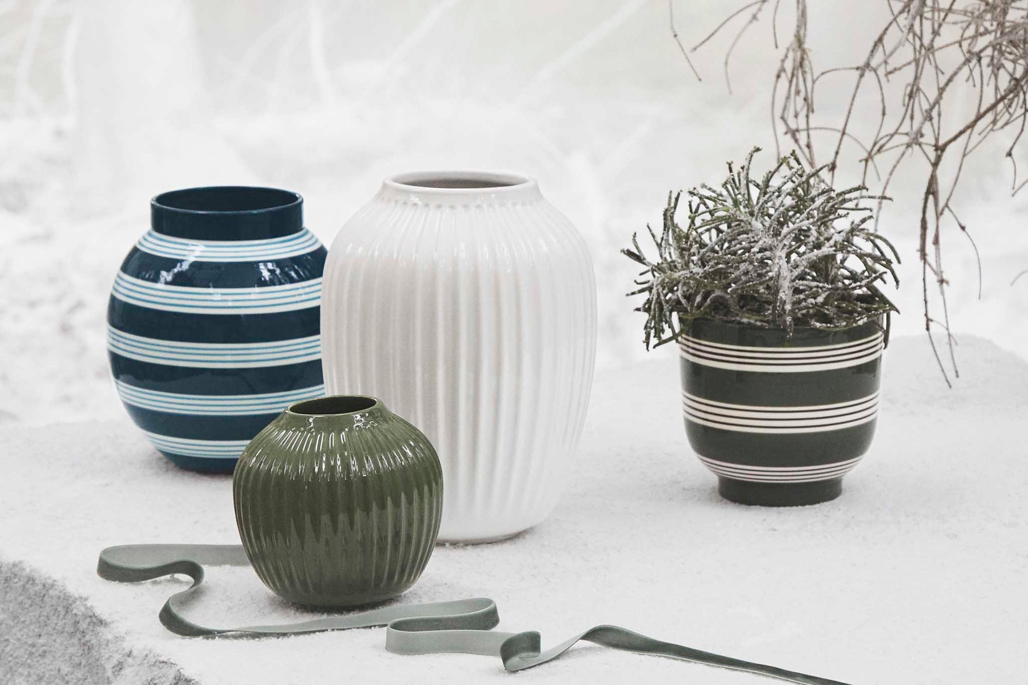 ケーラーの "ハンマースホイ" シリーズは、ケーラーの歴史の中で最も才能があり有名なデザイナーの一人であるスヴェン・ハンマースホイからインスピレーションを得て、ハンス・クリスチャン・バウアーがデザインをした、スタイリッシュでエレガントなシリーズです。スヴェン・ハンマースホイは 1893 年にケーラーに入社し、力強い輪郭と独特の溝を備えたデザインで知られるようになりました。クリスチャン・バウアーが 2015 年にそのケーラーの偉大なデザイナーに敬意を表してハンマースホイ シリーズを作成したとき、ハンマースホイの作風はインスピレーションの源となりました。