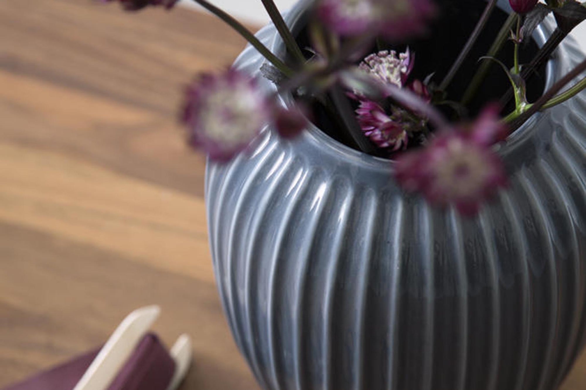 ケーラーの "ハンマースホイ" シリーズは、ケーラーの歴史の中で最も才能があり有名なデザイナーの一人であるスヴェン・ハンマースホイからインスピレーションを得て、ハンス・クリスチャン・バウアーがデザインをした、スタイリッシュでエレガントなシリーズです。スヴェン・ハンマースホイは 1893 年にケーラーに入社し、力強い輪郭と独特の溝を備えたデザインで知られるようになりました。クリスチャン・バウアーが 2015 年にそのケーラーの偉大なデザイナーに敬意を表してハンマースホイ シリーズを作成したとき、ハンマースホイの作風はインスピレーションの源となりました。