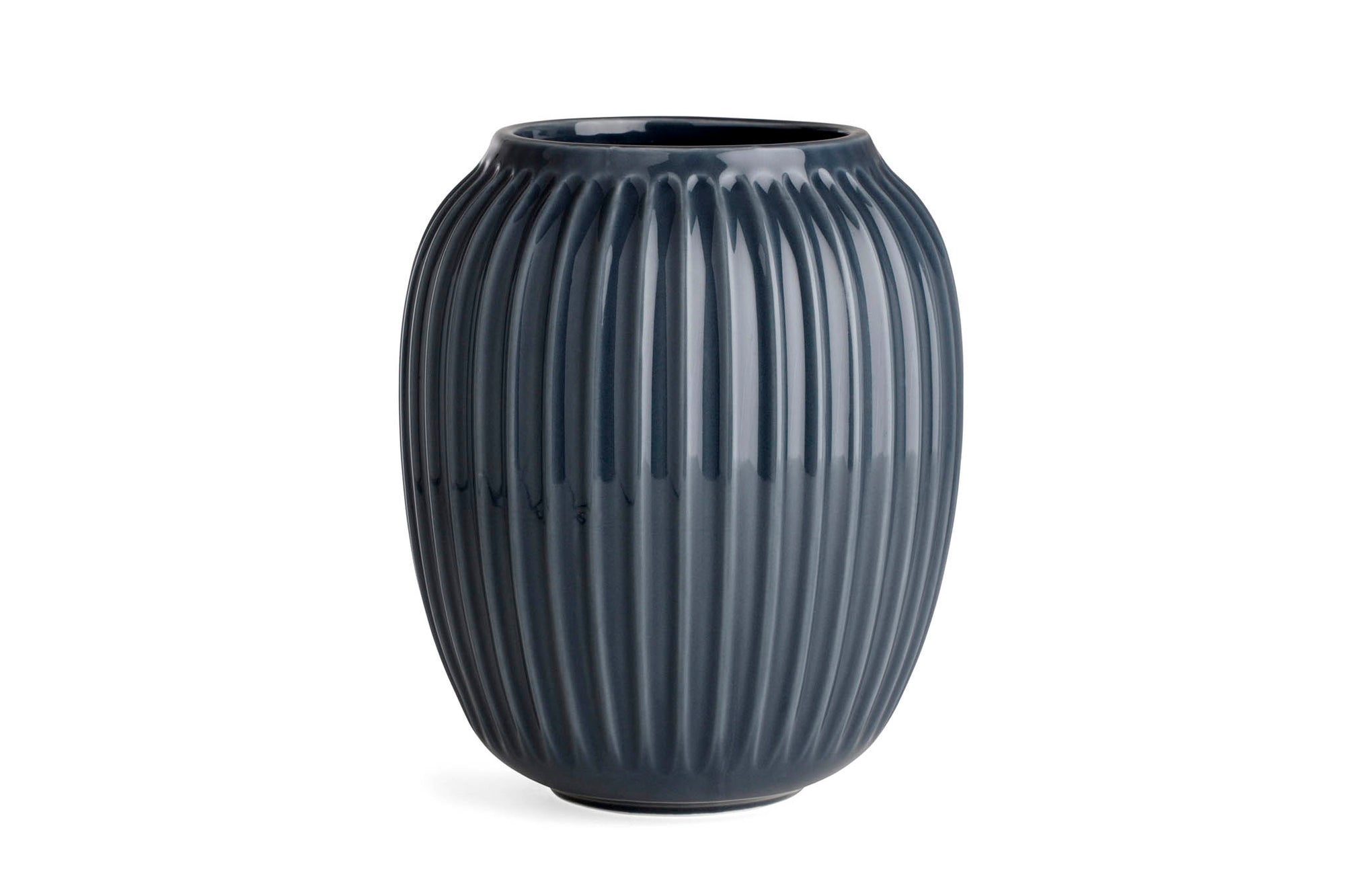 ケーラーの "ハンマースホイ" シリーズは、ケーラーの歴史の中で最も才能があり有名なデザイナーの一人であるスヴェン・ハンマースホイからインスピレーションを得て、ハンス・クリスチャン・バウアーがデザインをした、スタイリッシュでエレガントなシリーズです。スヴェン・ハンマースホイは 1893 年にケーラーに入社し、力強い輪郭と独特の溝を備えたデザインで知られるようになりました。クリスチャン・バウアーが 2015 年にそのケーラーの偉大なデザイナーに敬意を表してハンマースホイ シリーズを作成したとき、ハンマースホイの作風はインスピレーションの源となりました。