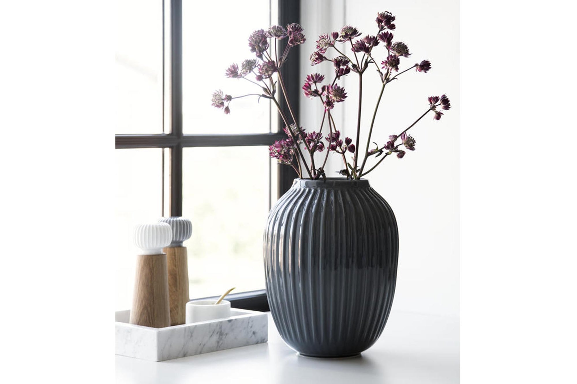 ケーラーの "ハンマースホイ" シリーズは、ケーラーの歴史の中で最も才能があり有名なデザイナーの一人であるスヴェン・ハンマースホイからインスピレーションを得て、ハンス・クリスチャン・バウアーがデザインをした、スタイリッシュでエレガントなシリーズです。スヴェン・ハンマースホイは 1893 年にケーラーに入社し、力強い輪郭と独特の溝を備えたデザインで知られるようになりました。クリスチャン・バウアーが 2015 年にそのケーラーの偉大なデザイナーに敬意を表してハンマースホイ シリーズを作成したとき、ハンマースホイの作風はインスピレーションの源となりました。