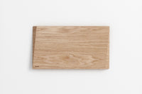 日本初上陸となる「MOEBE（ムーベ）」は、建築家と家具職人が2014年に創業したプロダクトブランドです。創業わずかながら、緻密な構造とミニマリズムを妥協なく追求し、新たな機能性を持つアイテムは、より良いライフスタイルを創る上での可能性を広げてくれます。代表的なアイテムでもある「FRAME（フレーム）」は、普遍の形ともいえる“額縁”をこれまでにない観点から捉え直しデザインされた代表的なアイテムです。透明なキャンパスを生み出し、「自然」を収めてインテリアとして飾るという新時代の額縁は、「透明」という存在との新たな関わり方に気づかせてくれます。その他に、キャンドルホルダーやサイドテーブルなど、彼らの核となる信念とデザイン価値を徹底的に追求するプロダクトを生み出しています。