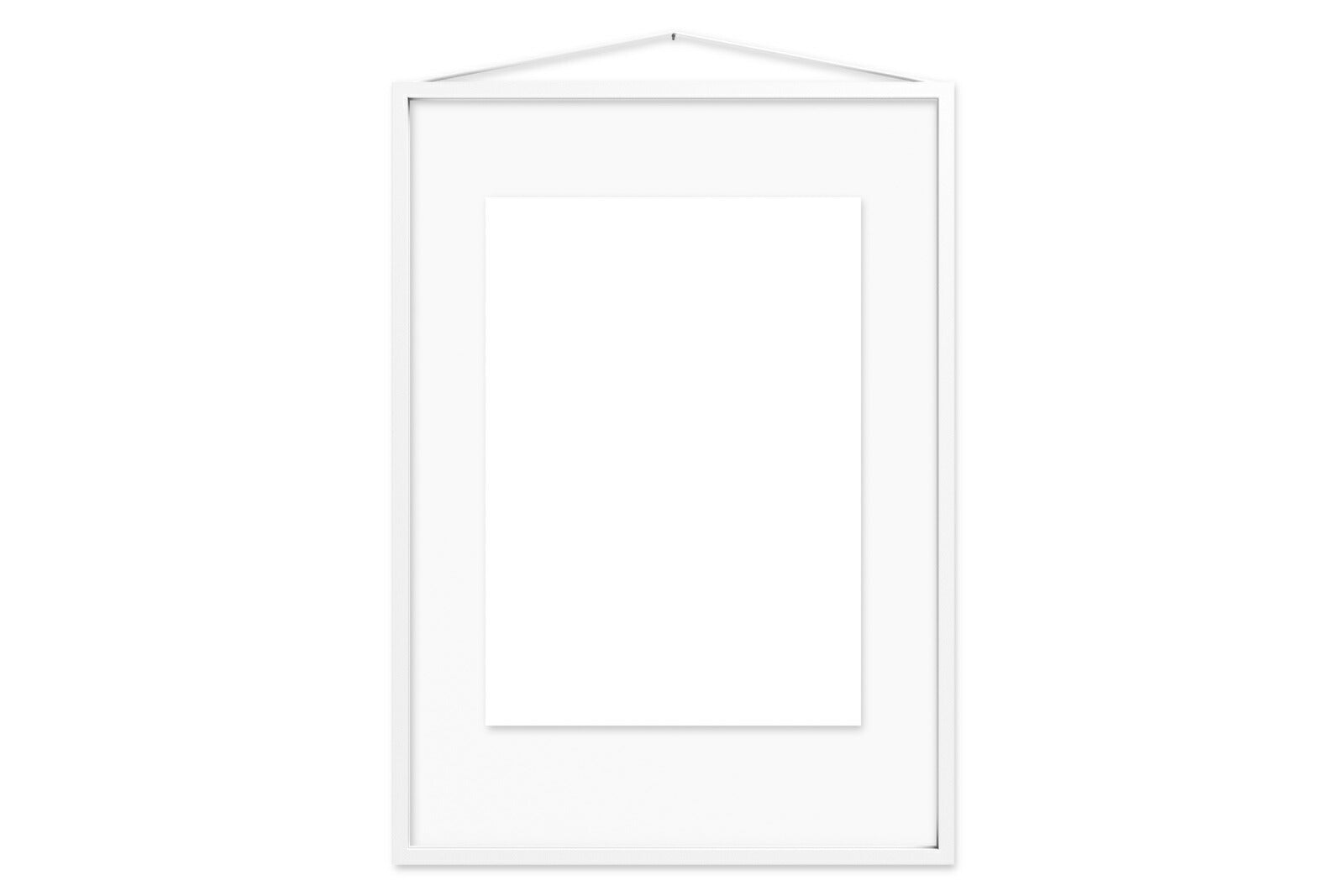 日本初上陸となる「MOEBE（ムーベ）」は、建築家と家具職人が2014年に創業したプロダクトブランドです。創業わずかながら、緻密な構造とミニマリズムを妥協なく追求し、新たな機能性を持つアイテムは、より良いライフスタイルを創る上での可能性を広げてくれます。代表的なアイテムでもある「FRAME（フレーム）」は、普遍の形ともいえる“額縁”をこれまでにない観点から捉え直しデザインされた代表的なアイテムです。透明なキャンパスを生み出し、「自然」を収めてインテリアとして飾るという新時代の額縁は、「透明」という存在との新たな関わり方に気づかせてくれます。その他に、キャンドルホルダーやサイドテーブルなど、彼らの核となる信念とデザイン価値を徹底的に追求するプロダクトを生み出しています。