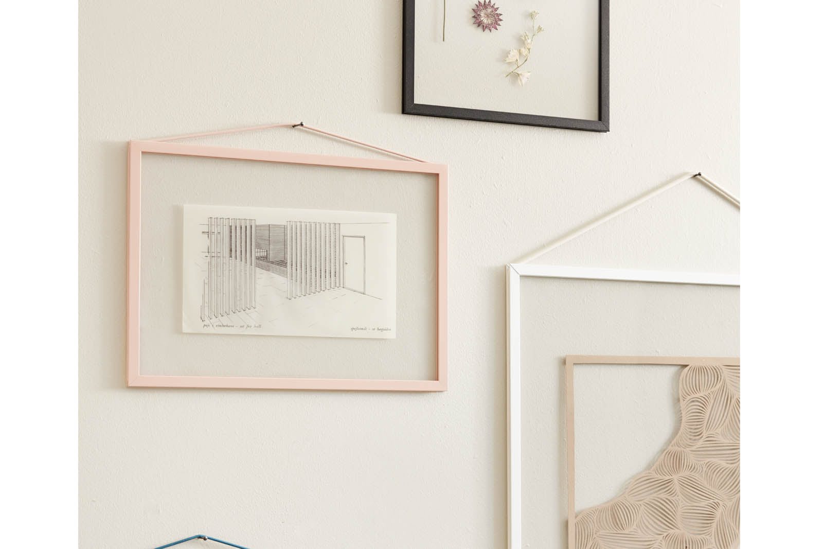 日本初上陸となる「MOEBE（ムーベ）」は、建築家と家具職人が2014年に創業したプロダクトブランドです。創業わずかながら、緻密な構造とミニマリズムを妥協なく追求し、新たな機能性を持つアイテムは、より良いライフスタイルを創る上での可能性を広げてくれます。代表的なアイテムでもある「FRAME（フレーム）」は、普遍の形ともいえる“額縁”をこれまでにない観点から捉え直しデザインされた代表的なアイテムです。透明なキャンパスを生み出し、「自然」を収めてインテリアとして飾るという新時代の額縁は、「透明」という存在との新たな関わり方に気づかせてくれます。その他に、キャンドルホルダーやサイドテーブルなど、彼らの核となる信念とデザイン価値を徹底的に追求するプロダクトを生み出しています。