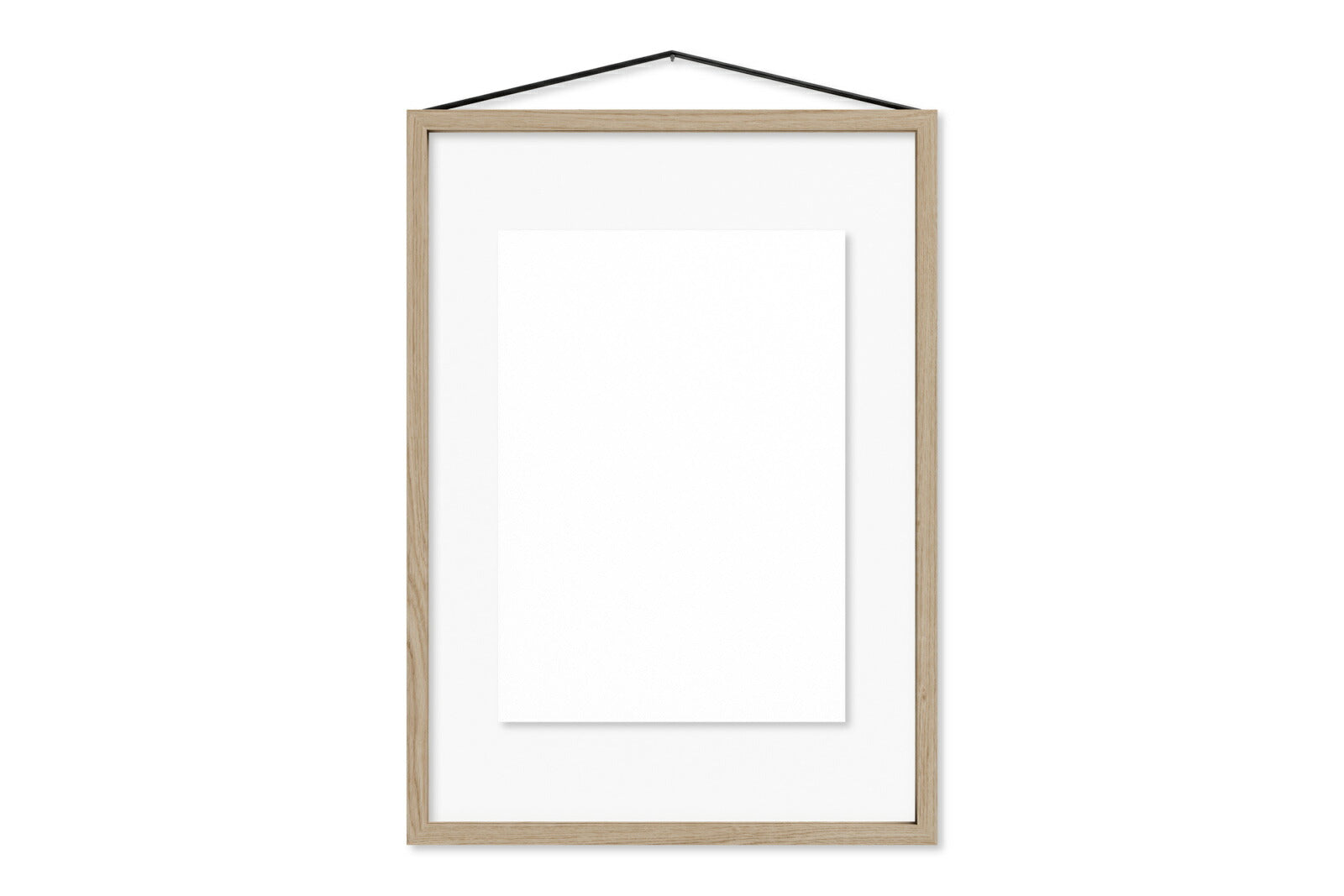 日本初上陸となる「MOEBE（ムーベ）」は、建築家と家具職人が2014年に創業したプロダクトブランドです。創業わずかながら、緻密な構造とミニマリズムを妥協なく追求し、新たな機能性を持つアイテムは、より良いライフスタイルを創る上での可能性を広げてくれます。代表的なアイテムでもある「FRAME（フレーム）」は、普遍の形ともいえる“額縁”をこれまでにない観点から捉え直しデザインされた代表的なアイテムです。透明なキャンパスを生み出し、「自然」を収めてインテリアとして飾るという新時代の額縁は、「透明」という存在との新たな関わり方に気づかせてくれます。その他に、キャンドルホルダーやサイドテーブルなど、彼らの核となる信念とデザイン価値を徹底的に追求するプロダクトを生み出しています。