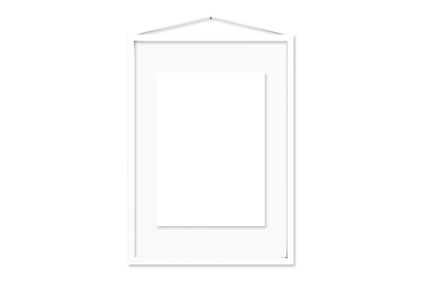 日本初上陸となる「MOEBE（ムーベ）」は、建築家と家具職人が2014年に創業したプロダクトブランドです。創業わずかながら、緻密な構造とミニマリズムを妥協なく追求し、新たな機能性を持つアイテムは、より良いライフスタイルを創る上での可能性を広げてくれます。代表的なアイテムでもある「FRAME（フレーム）」は、普遍の形ともいえる“額縁”をこれまでにない観点から捉え直しデザインされた代表的なアイテムです。透明なキャンパスを生み出し、「自然」を収めてインテリアとして飾るという新時代の額縁は、「透明」という存在との新たな関わり方に気づかせてくれます。その他に、キャンドルホルダーやサイドテーブルなど、彼らの核となる信念とデザイン価値を徹底的に追求するプロダクトを生み出しています。