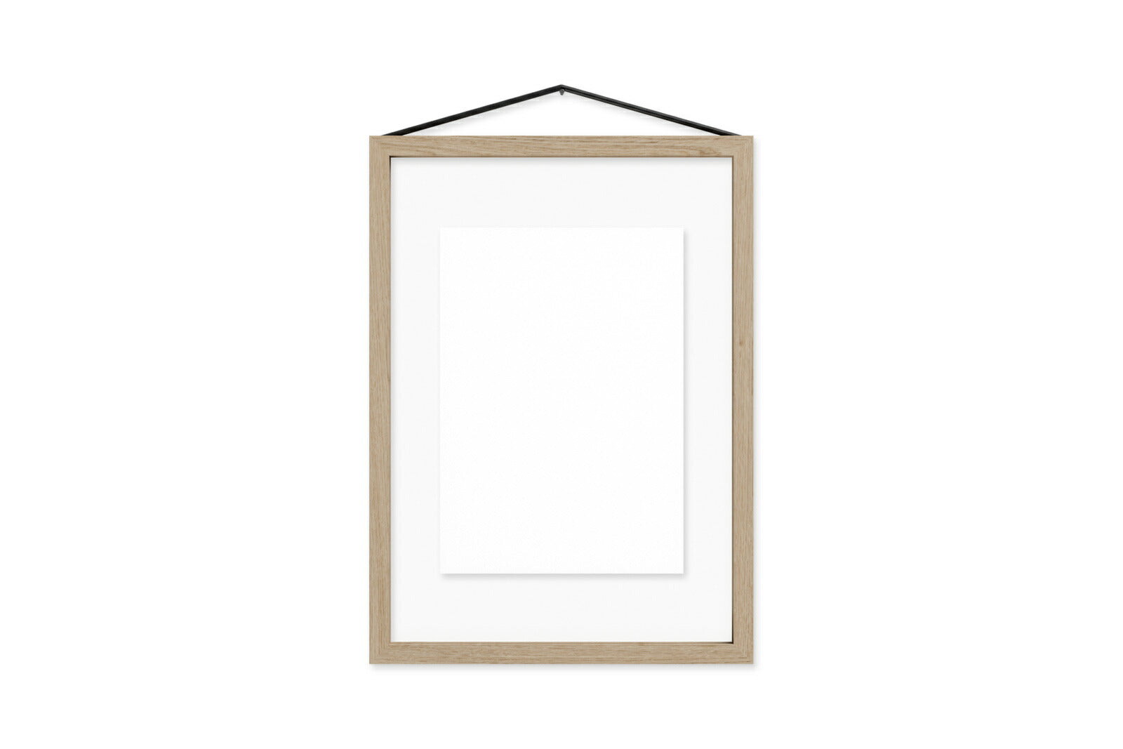 日本初上陸となる「MOEBE（ムーベ）」は、建築家と家具職人が2014年に創業したプロダクトブランドです。創業わずかながら、緻密な構造とミニマリズムを妥協なく追求し、新たな機能性を持つアイテムは、より良いライフスタイルを創る上での可能性を広げてくれます。代表的なアイテムでもある「FRAME（フレーム）」は、普遍の形ともいえる“額縁”をこれまでにない観点から捉え直しデザインされた代表的なアイテムです。透明なキャンパスを生み出し、「自然」を収めてインテリアとして飾るという新時代の額縁は、「透明」という存在との新たな関わり方に気づかせてくれます。その他に、キャンドルホルダーやサイドテーブルなど、彼らの核となる信念とデザイン価値を徹底的に追求するプロダクトを生み出しています。