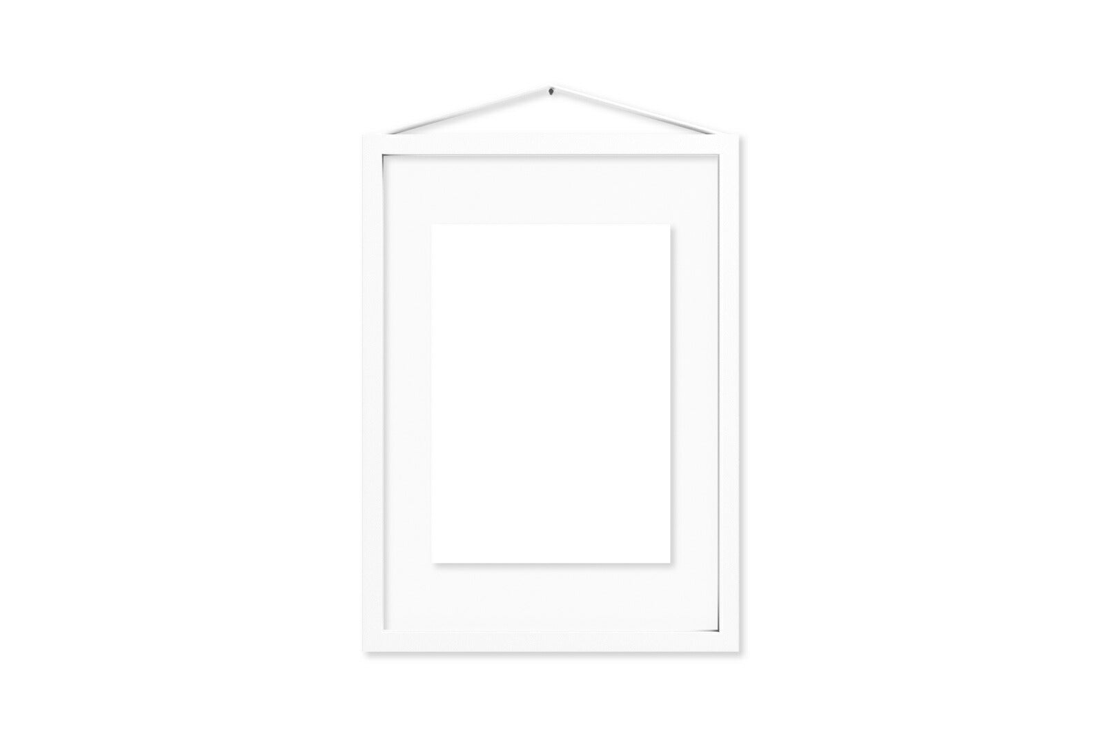 日本初上陸となる「MOEBE（ムーベ）」は、建築家と家具職人が2014年に創業したプロダクトブランドです。創業わずかながら、緻密な構造とミニマリズムを妥協なく追求し、新たな機能性を持つアイテムは、より良いライフスタイルを創る上での可能性を広げてくれます。代表的なアイテムでもある「FRAME（フレーム）」は、普遍の形ともいえる“額縁”をこれまでにない観点から捉え直しデザインされた代表的なアイテムです。透明なキャンパスを生み出し、「自然」を収めてインテリアとして飾るという新時代の額縁は、「透明」という存在との新たな関わり方に気づかせてくれます。その他に、キャンドルホルダーやサイドテーブルなど、彼らの核となる信念とデザイン価値を徹底的に追求するプロダクトを生み出しています。