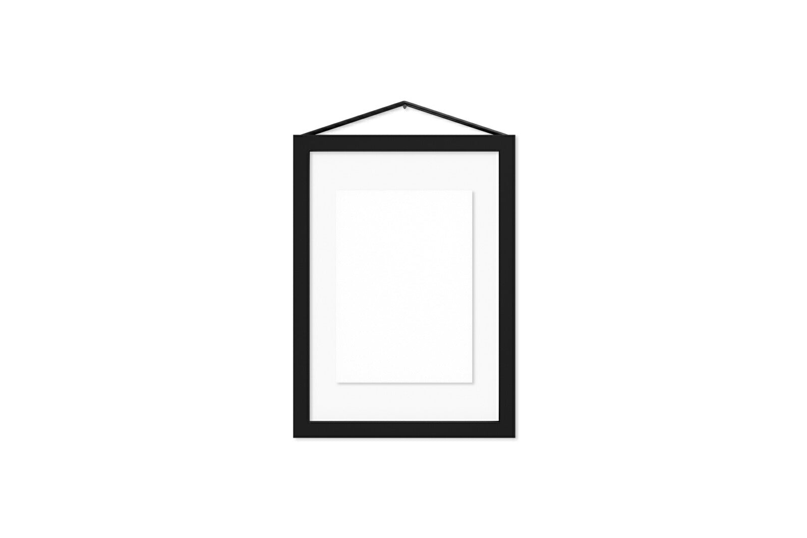 日本初上陸となる「MOEBE（ムーベ）」は、建築家と家具職人が2014年に創業したプロダクトブランドです。創業わずかながら、緻密な構造とミニマリズムを妥協なく追求し、新たな機能性を持つアイテムは、より良いライフスタイルを創る上での可能性を広げてくれます。代表的なアイテムでもある「FRAME（フレーム）」は、普遍の形ともいえる“額縁”をこれまでにない観点から捉え直しデザインされた代表的なアイテムです。透明なキャンパスを生み出し、「自然」を収めてインテリアとして飾るという新時代の額縁は、「透明」という存在との新たな関わり方に気づかせてくれます。その他に、キャンドルホルダーやサイドテーブルなど、彼らの核となる信念とデザイン価値を徹底的に追求するプロダクトを生み出しています。