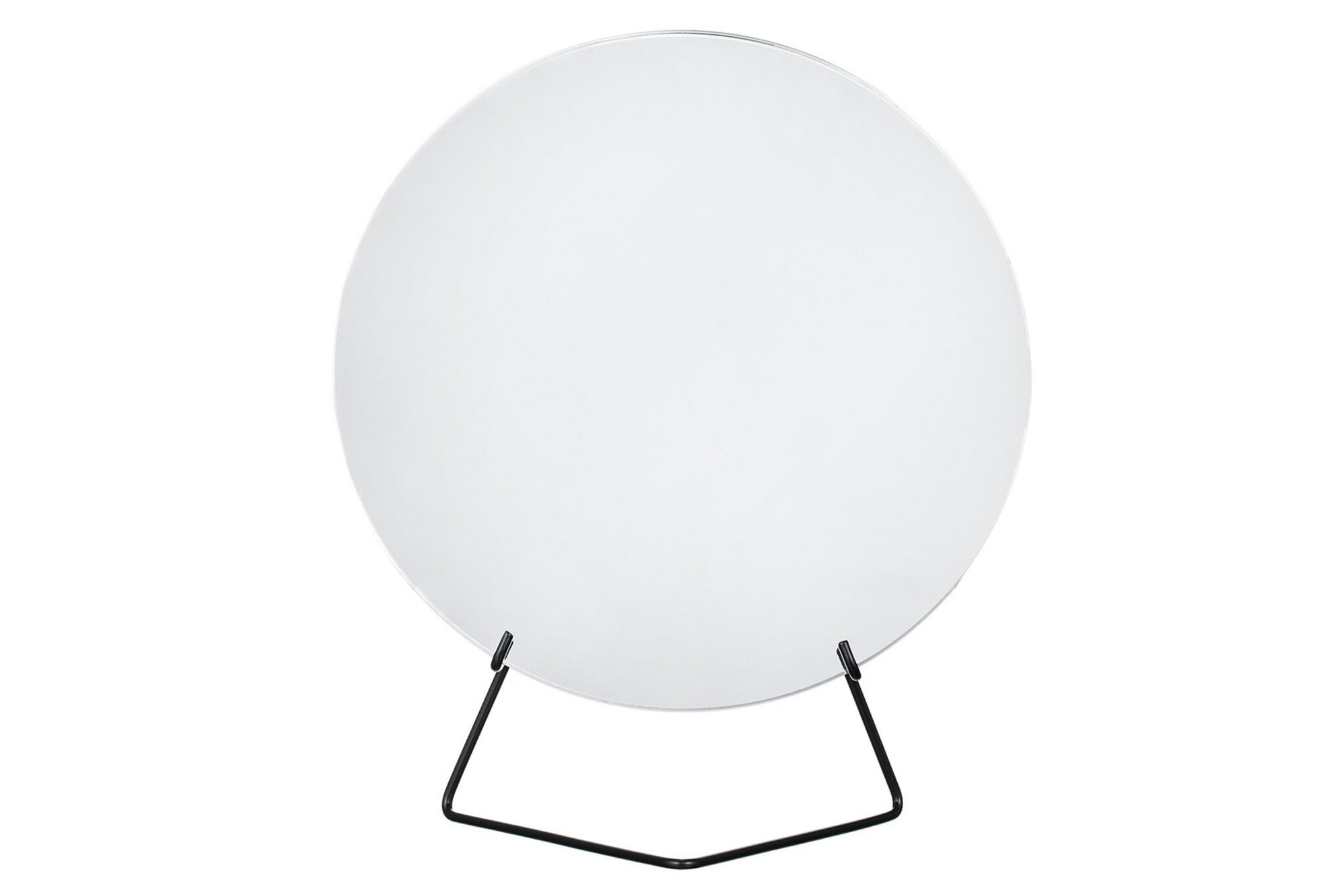 日本初上陸となる「MOEBE（ムーベ）」は、建築家と家具職人が2014年に創業したプロダクトブランドです。創業わずかながら、緻密な構造とミニマリズムを妥協なく追求し、新たな機能性を持つアイテムは、より良いライフスタイルを創る上での可能性を広げてくれます。代表的なアイテムでもある「FRAME（フレーム）」は、普遍の形ともいえる“額縁”をこれまでにない観点から捉え直しデザインされた代表的なアイテムです。透明なキャンパスを生み出し、「自然」を収めてインテリアとして飾るという新時代の額縁は、「透明」という存在との新たな関わり方に気づかせてくれます。その他に、キャンドルホルダーやサイドテーブルなど、彼らの核となる信念とデザイン価値を徹底的に追求するプロダクトを生み出しています。