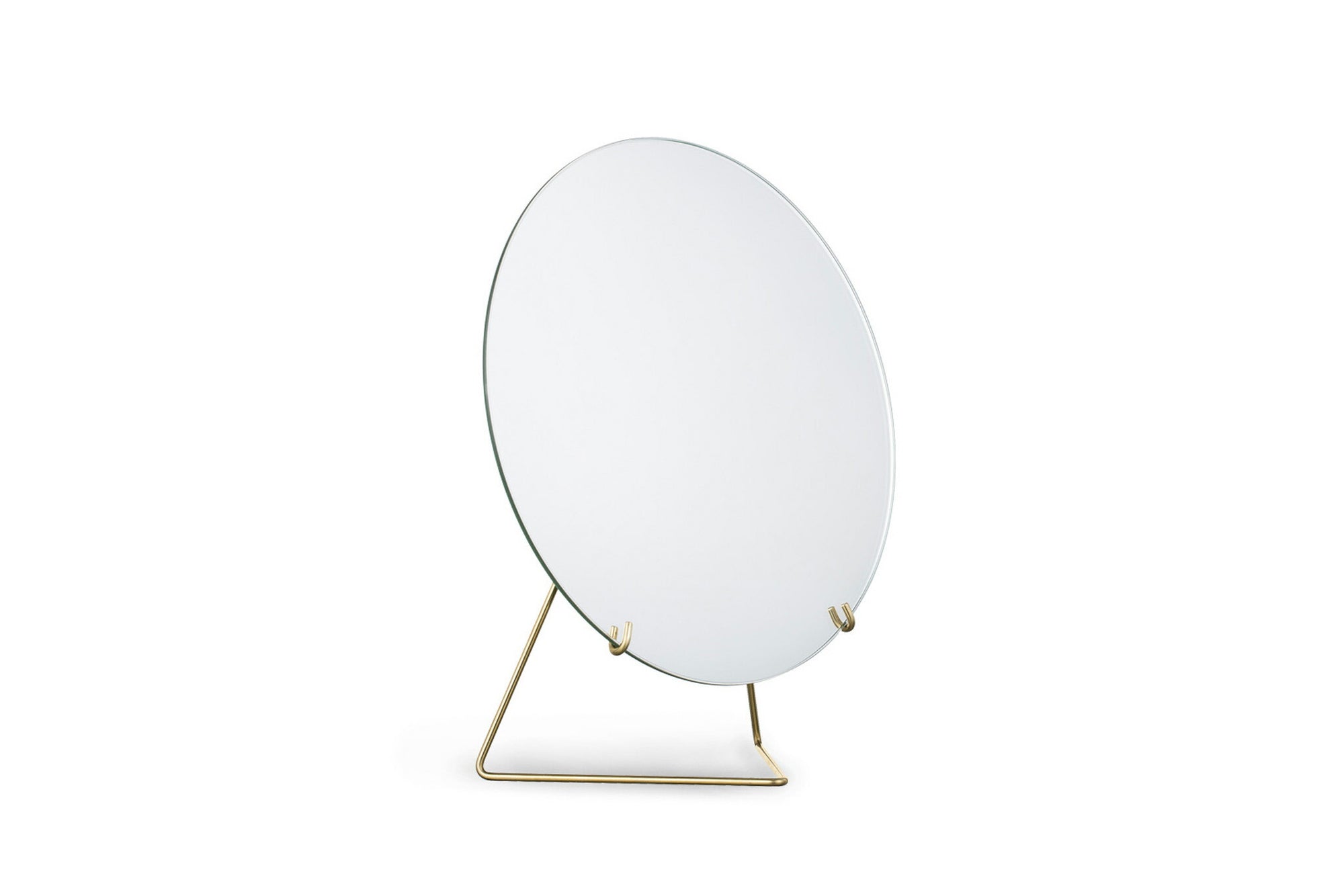 日本初上陸となる「MOEBE（ムーベ）」は、建築家と家具職人が2014年に創業したプロダクトブランドです。創業わずかながら、緻密な構造とミニマリズムを妥協なく追求し、新たな機能性を持つアイテムは、より良いライフスタイルを創る上での可能性を広げてくれます。代表的なアイテムでもある「FRAME（フレーム）」は、普遍の形ともいえる“額縁”をこれまでにない観点から捉え直しデザインされた代表的なアイテムです。透明なキャンパスを生み出し、「自然」を収めてインテリアとして飾るという新時代の額縁は、「透明」という存在との新たな関わり方に気づかせてくれます。その他に、キャンドルホルダーやサイドテーブルなど、彼らの核となる信念とデザイン価値を徹底的に追求するプロダクトを生み出しています。