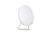 日本初上陸となる「MOEBE（ムーベ）」は、建築家と家具職人が2014年に創業したプロダクトブランドです。創業わずかながら、緻密な構造とミニマリズムを妥協なく追求し、新たな機能性を持つアイテムは、より良いライフスタイルを創る上での可能性を広げてくれます。代表的なアイテムでもある「FRAME（フレーム）」は、普遍の形ともいえる“額縁”をこれまでにない観点から捉え直しデザインされた代表的なアイテムです。透明なキャンパスを生み出し、「自然」を収めてインテリアとして飾るという新時代の額縁は、「透明」という存在との新たな関わり方に気づかせてくれます。その他に、キャンドルホルダーやサイドテーブルなど、彼らの核となる信念とデザイン価値を徹底的に追求するプロダクトを生み出しています。