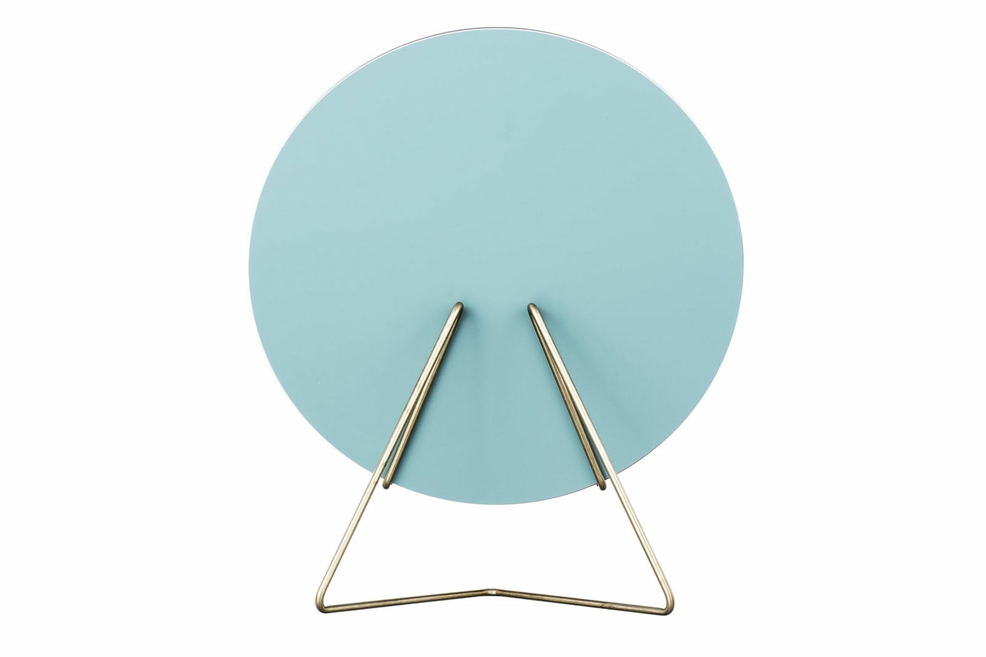 日本初上陸となる「MOEBE（ムーベ）」は、建築家と家具職人が2014年に創業したプロダクトブランドです。創業わずかながら、緻密な構造とミニマリズムを妥協なく追求し、新たな機能性を持つアイテムは、より良いライフスタイルを創る上での可能性を広げてくれます。代表的なアイテムでもある「FRAME（フレーム）」は、普遍の形ともいえる“額縁”をこれまでにない観点から捉え直しデザインされた代表的なアイテムです。透明なキャンパスを生み出し、「自然」を収めてインテリアとして飾るという新時代の額縁は、「透明」という存在との新たな関わり方に気づかせてくれます。その他に、キャンドルホルダーやサイドテーブルなど、彼らの核となる信念とデザイン価値を徹底的に追求するプロダクトを生み出しています。