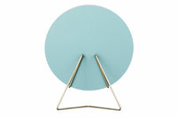 日本初上陸となる「MOEBE（ムーベ）」は、建築家と家具職人が2014年に創業したプロダクトブランドです。創業わずかながら、緻密な構造とミニマリズムを妥協なく追求し、新たな機能性を持つアイテムは、より良いライフスタイルを創る上での可能性を広げてくれます。代表的なアイテムでもある「FRAME（フレーム）」は、普遍の形ともいえる“額縁”をこれまでにない観点から捉え直しデザインされた代表的なアイテムです。透明なキャンパスを生み出し、「自然」を収めてインテリアとして飾るという新時代の額縁は、「透明」という存在との新たな関わり方に気づかせてくれます。その他に、キャンドルホルダーやサイドテーブルなど、彼らの核となる信念とデザイン価値を徹底的に追求するプロダクトを生み出しています。