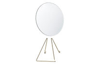 日本初上陸となる「MOEBE（ムーベ）」は、建築家と家具職人が2014年に創業したプロダクトブランドです。創業わずかながら、緻密な構造とミニマリズムを妥協なく追求し、新たな機能性を持つアイテムは、より良いライフスタイルを創る上での可能性を広げてくれます。代表的なアイテムでもある「FRAME（フレーム）」は、普遍の形ともいえる“額縁”をこれまでにない観点から捉え直しデザインされた代表的なアイテムです。透明なキャンパスを生み出し、「自然」を収めてインテリアとして飾るという新時代の額縁は、「透明」という存在との新たな関わり方に気づかせてくれます。その他に、キャンドルホルダーやサイドテーブルなど、彼らの核となる信念とデザイン価値を徹底的に追求するプロダクトを生み出しています。