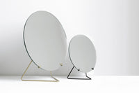 日本初上陸となる「MOEBE（ムーベ）」は、建築家と家具職人が2014年に創業したプロダクトブランドです。創業わずかながら、緻密な構造とミニマリズムを妥協なく追求し、新たな機能性を持つアイテムは、より良いライフスタイルを創る上での可能性を広げてくれます。代表的なアイテムでもある「FRAME（フレーム）」は、普遍の形ともいえる“額縁”をこれまでにない観点から捉え直しデザインされた代表的なアイテムです。透明なキャンパスを生み出し、「自然」を収めてインテリアとして飾るという新時代の額縁は、「透明」という存在との新たな関わり方に気づかせてくれます。その他に、キャンドルホルダーやサイドテーブルなど、彼らの核となる信念とデザイン価値を徹底的に追求するプロダクトを生み出しています。