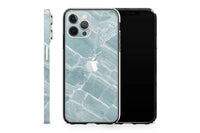 UNIQFINDは、スマートフォンなどのスキンシールやハードケースをデザインしているカナダのブランドです。製品は主にApple社製の製品に特化しており、iphoneやipadなどのスマートデバイスに加え、macbookなども、それぞれ各モデルの専用品を開発しています。その非常にスタイリッシュでクールな世界観は、おしゃれな人々に認知されることとなり、今ではインスタグラムやSNSで人気が世界中に広がっています。今では似たようなデザインのコピー品が多く出回るようになりましたが、UNIQFINDの製品は全てが専用設計、素材や印刷はもちろんカット加工部のデザインも非常に美しく仕上がっています。