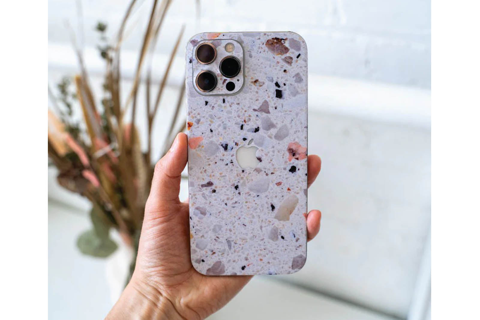 UNIQFINDは、スマートフォンなどのスキンシールやハードケースをデザインしているカナダのブランドです。製品は主にApple社製の製品に特化しており、iphoneやipadなどのスマートデバイスに加え、macbookなども、それぞれ各モデルの専用品を開発しています。その非常にスタイリッシュでクールな世界観は、おしゃれな人々に認知されることとなり、今ではインスタグラムやSNSで人気が世界中に広がっています。今では似たようなデザインのコピー品が多く出回るようになりましたが、UNIQFINDの製品は全てが専用設計、素材や印刷はもちろんカット加工部のデザインも非常に美しく仕上がっています。