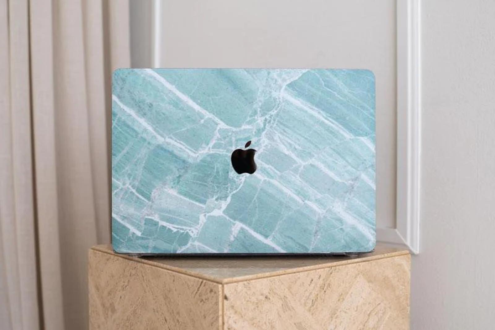 UNIQFINDは、スマートフォンなどのスキンシールやハードケースをデザインしているカナダのブランドです。製品は主にApple社製の製品に特化しており、iphoneやipadなどのスマートデバイスに加え、macbookなども、それぞれ各モデルの専用品を開発しています。その非常にスタイリッシュでクールな世界観は、おしゃれな人々に認知されることとなり、今ではインスタグラムやSNSで人気が世界中に広がっています。今では似たようなデザインのコピー品が多く出回るようになりましたが、UNIQFINDの製品は全てが専用設計、素材や印刷はもちろんカット加工部のデザインも非常に美しく仕上がっています。