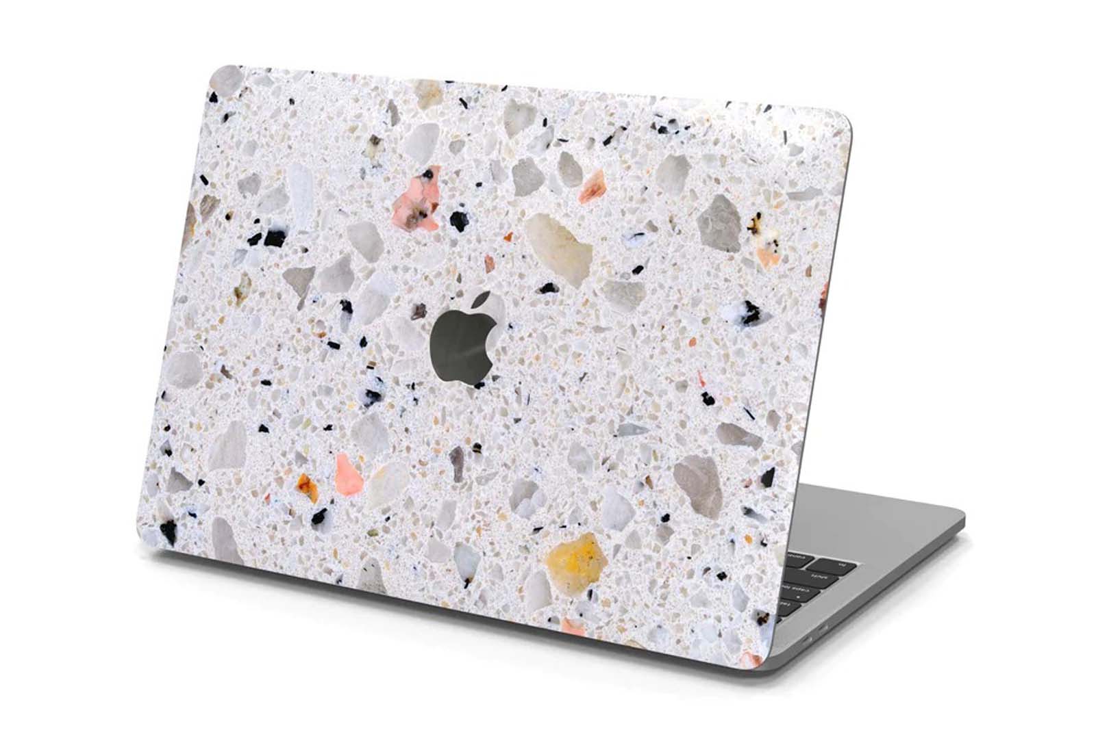 UNIQFINDは、スマートフォンなどのスキンシールやハードケースをデザインしているカナダのブランドです。製品は主にApple社製の製品に特化しており、iphoneやipadなどのスマートデバイスに加え、macbookなども、それぞれ各モデルの専用品を開発しています。その非常にスタイリッシュでクールな世界観は、おしゃれな人々に認知されることとなり、今ではインスタグラムやSNSで人気が世界中に広がっています。今では似たようなデザインのコピー品が多く出回るようになりましたが、UNIQFINDの製品は全てが専用設計、素材や印刷はもちろんカット加工部のデザインも非常に美しく仕上がっています。