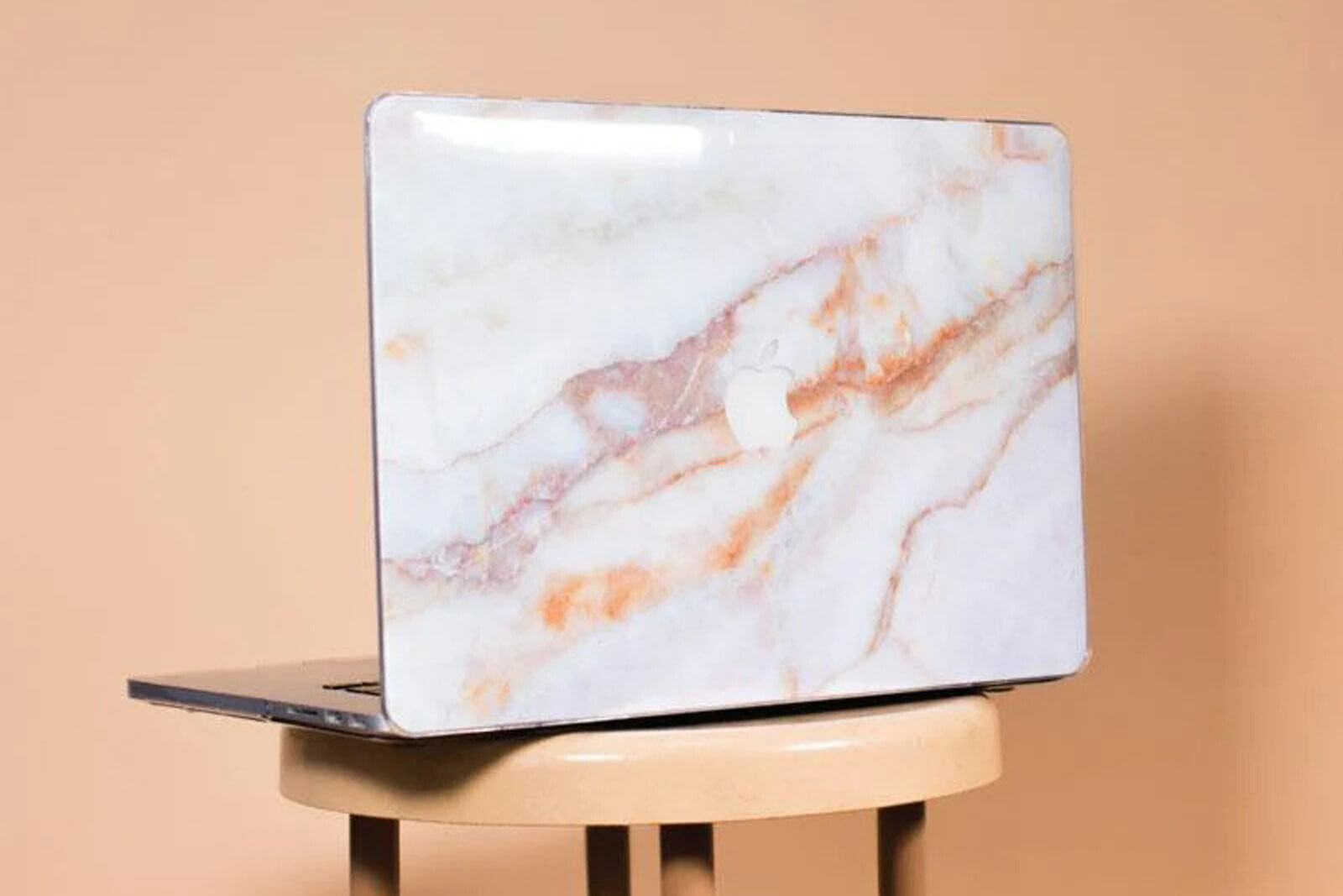 UNIQFINDは、スマートフォンなどのスキンシールやハードケースをデザインしているカナダのブランドです。製品は主にApple社製の製品に特化しており、iphoneやipadなどのスマートデバイスに加え、macbookなども、それぞれ各モデルの専用品を開発しています。その非常にスタイリッシュでクールな世界観は、おしゃれな人々に認知されることとなり、今ではインスタグラムやSNSで人気が世界中に広がっています。今では似たようなデザインのコピー品が多く出回るようになりましたが、UNIQFINDの製品は全てが専用設計、素材や印刷はもちろんカット加工部のデザインも非常に美しく仕上がっています。