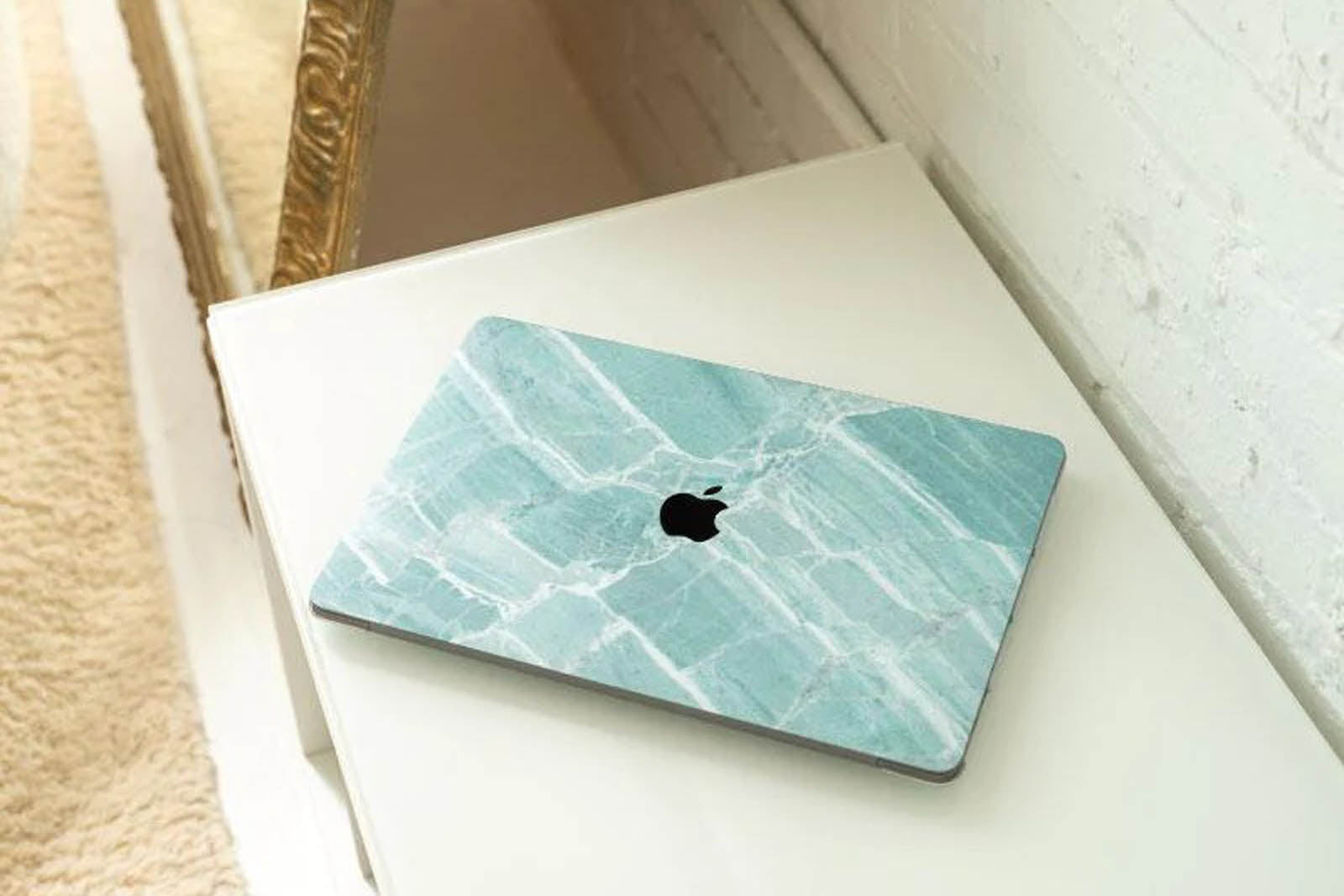 UNIQFINDは、スマートフォンなどのスキンシールやハードケースをデザインしているカナダのブランドです。製品は主にApple社製の製品に特化しており、iphoneやipadなどのスマートデバイスに加え、macbookなども、それぞれ各モデルの専用品を開発しています。その非常にスタイリッシュでクールな世界観は、おしゃれな人々に認知されることとなり、今ではインスタグラムやSNSで人気が世界中に広がっています。今では似たようなデザインのコピー品が多く出回るようになりましたが、UNIQFINDの製品は全てが専用設計、素材や印刷はもちろんカット加工部のデザインも非常に美しく仕上がっています。