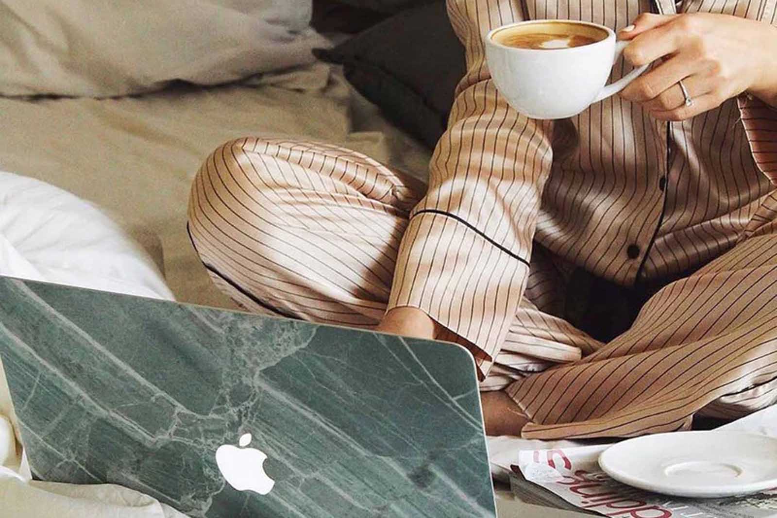 UNIQFINDは、スマートフォンなどのスキンシールやハードケースをデザインしているカナダのブランドです。製品は主にApple社製の製品に特化しており、iphoneやipadなどのスマートデバイスに加え、macbookなども、それぞれ各モデルの専用品を開発しています。その非常にスタイリッシュでクールな世界観は、おしゃれな人々に認知されることとなり、今ではインスタグラムやSNSで人気が世界中に広がっています。今では似たようなデザインのコピー品が多く出回るようになりましたが、UNIQFINDの製品は全てが専用設計、素材や印刷はもちろんカット加工部のデザインも非常に美しく仕上がっています。