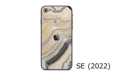UNIQFINDは、スマートフォンなどのスキンシールやハードケースをデザインしているカナダのブランドです。製品は主にApple社製の製品に特化しており、iphoneやipadなどのスマートデバイスに加え、macbookなども、それぞれ各モデルの専用品を開発しています。その非常にスタイリッシュでクールな世界観は、おしゃれな人々に認知されることとなり、今ではインスタグラムやSNSで人気が世界中に広がっています。今では似たようなデザインのコピー品が多く出回るようになりましたが、UNIQFINDの製品は全てが専用設計、素材や印刷はもちろんカット加工部のデザインも非常に美しく仕上がっています。